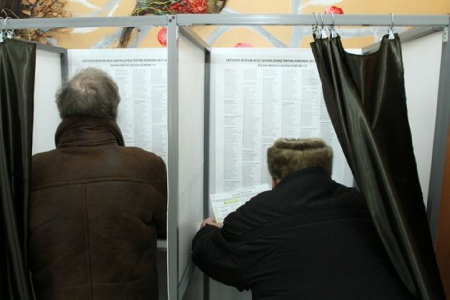 Yra pranešimų apie besiburiuojančius žmones, apie tai, kad prie kioskų vaišina, kad atvykęs autobusiukas, į jį kviečia išgerti ir galbūt pabalsuoti.