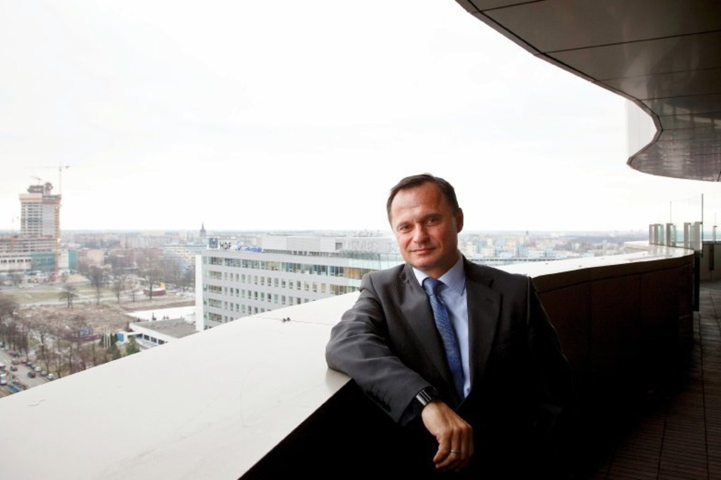 48 metų L.Czarneckis pastaraisiais metais įkūrė nemažai firmų – tarp jų prabangių baldų bendrovę ir banką, aptarnaujantį ypač turtingus klientus.