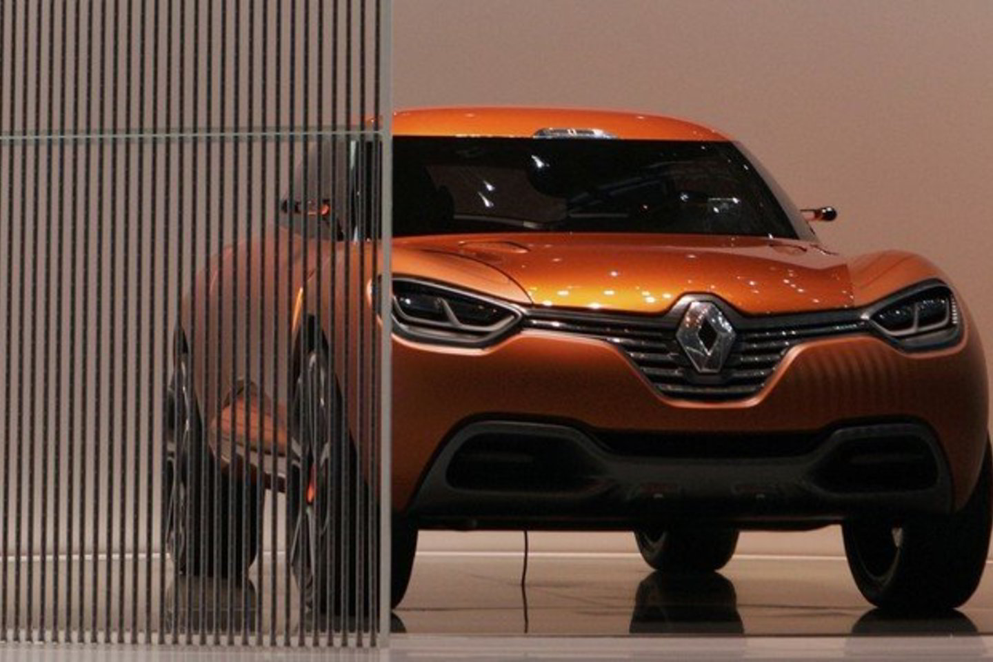 Dėl savo proporcijų ir grakščių linijų „Renault Captur“ kuria judesio ir šviesos įspūdį, tačiau kartu pasižymi ir galia bei energija.