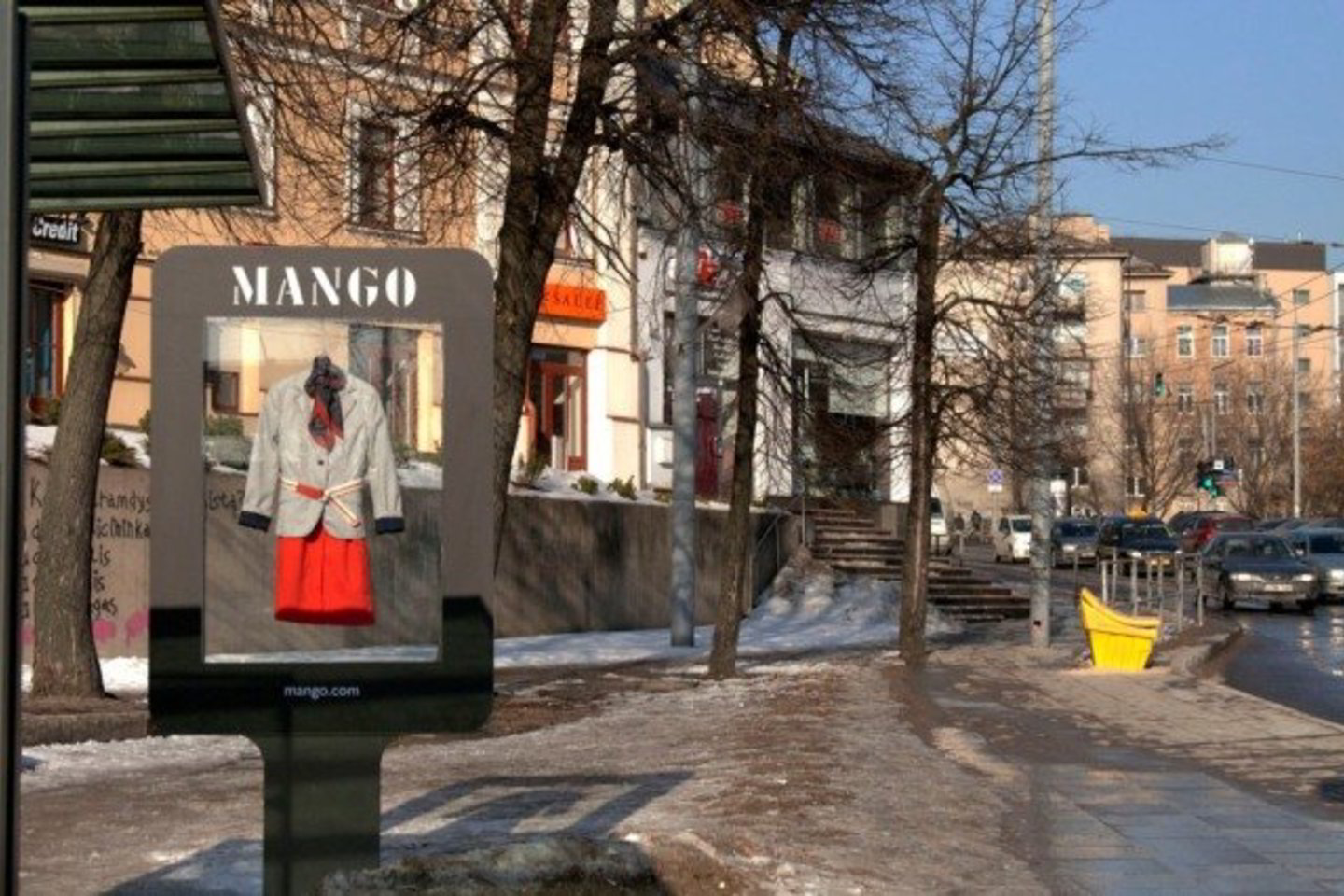 "Mango" reklamos instaliacija prie sostinės Žaliojo tilto.