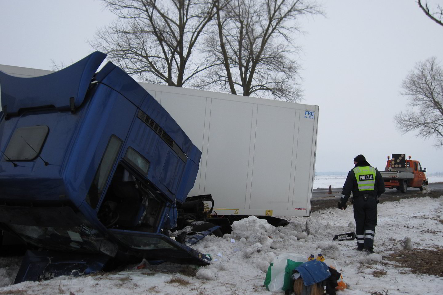 Vilkikas po susidūrimo su lengvuoju automobiliu atsidūrė šalikelėje.