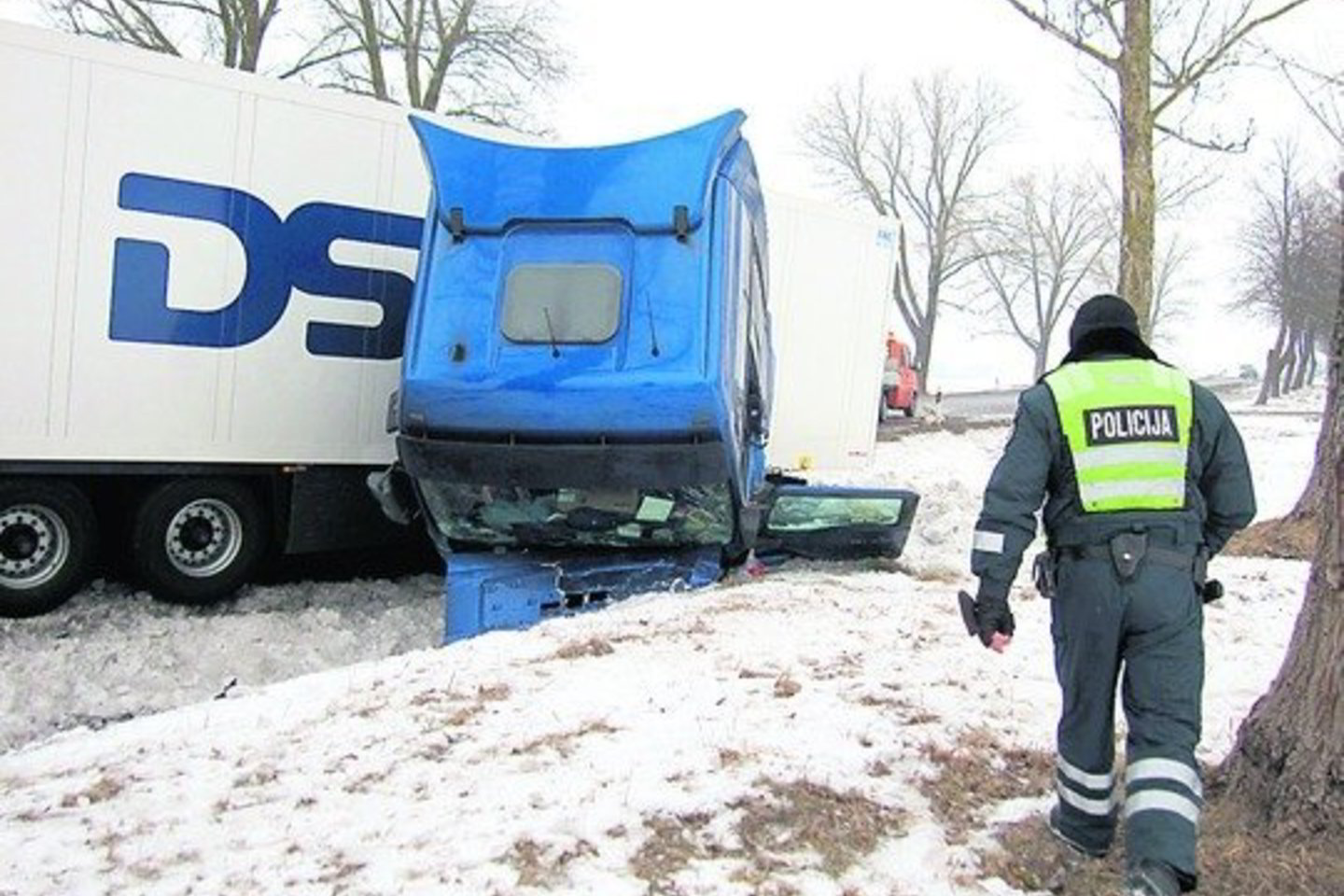 Lengvąjį automobilį sumaitojęs Estijos piliečio vairuojamas vilkikas atsidūrė šalikėje.