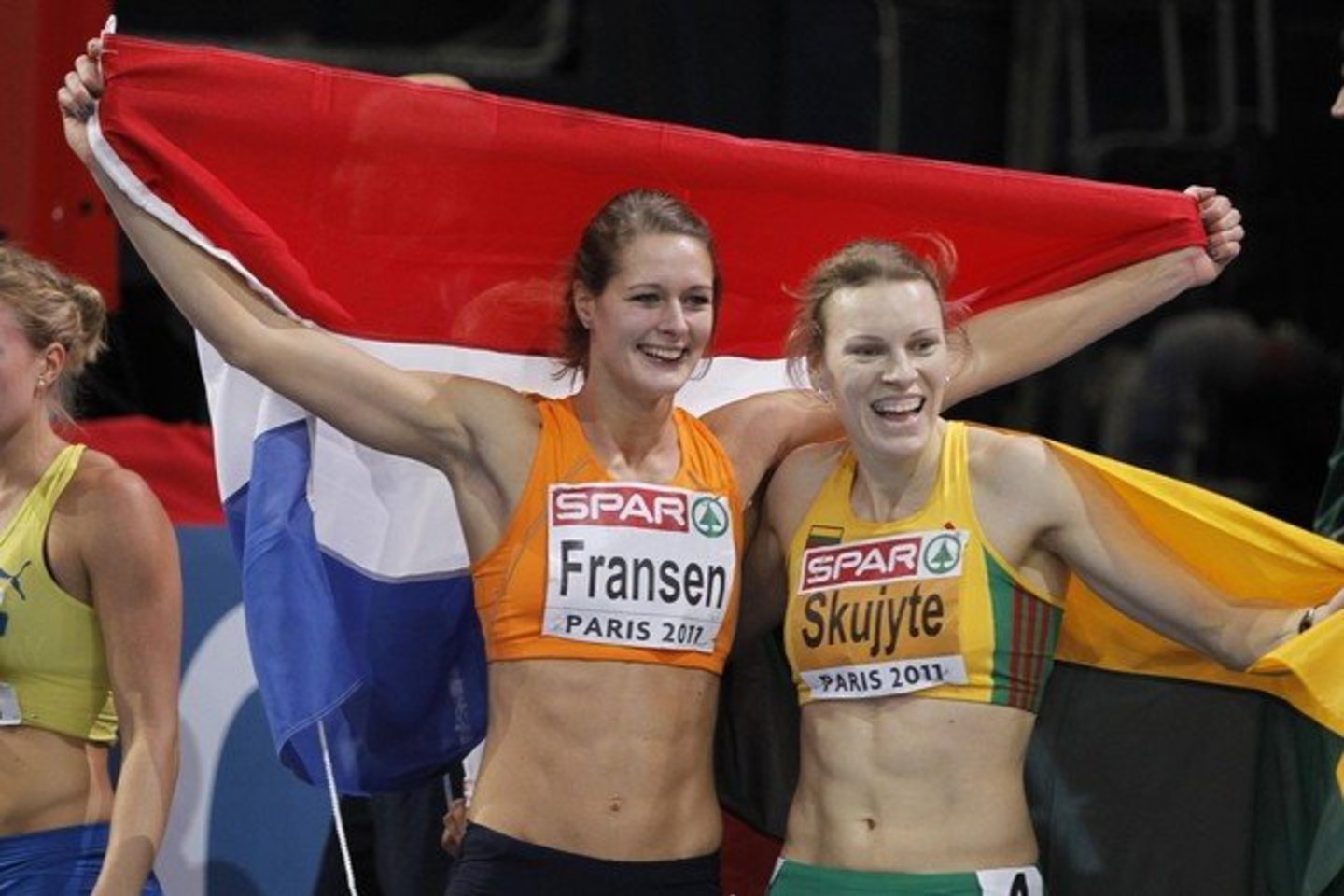 Bronzą laimėjusi olandė Remona Fransen dalijasi džiaugsmu su Austra Skujyte.