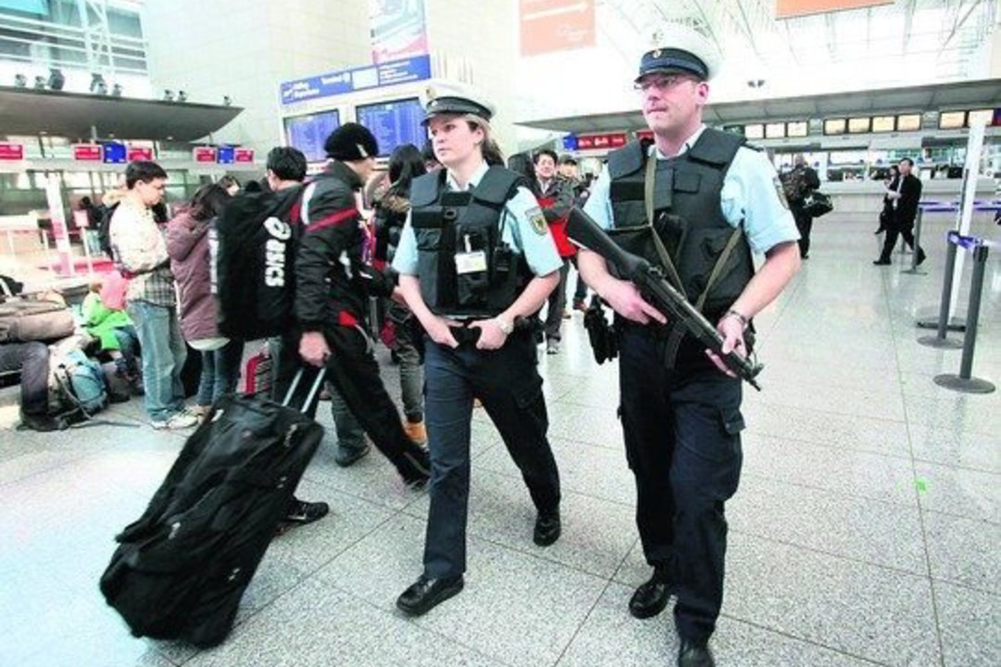 Po trečiadienio išpuolio Frankfurto oro uoste vakar patruliavo daugiau ginkluotų policijos pareigūnų.