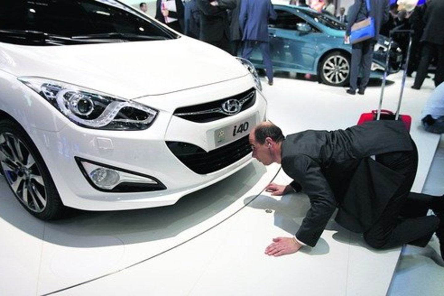 Bet kurioje automobilių parodoje kiekvienas lankytojas ieško jį labiausiai dominančių dalykų. Vienus domina ateities technologijos, kitus – galingi automobiliai, trečius – kas slypi po priekiniu buferiu.
