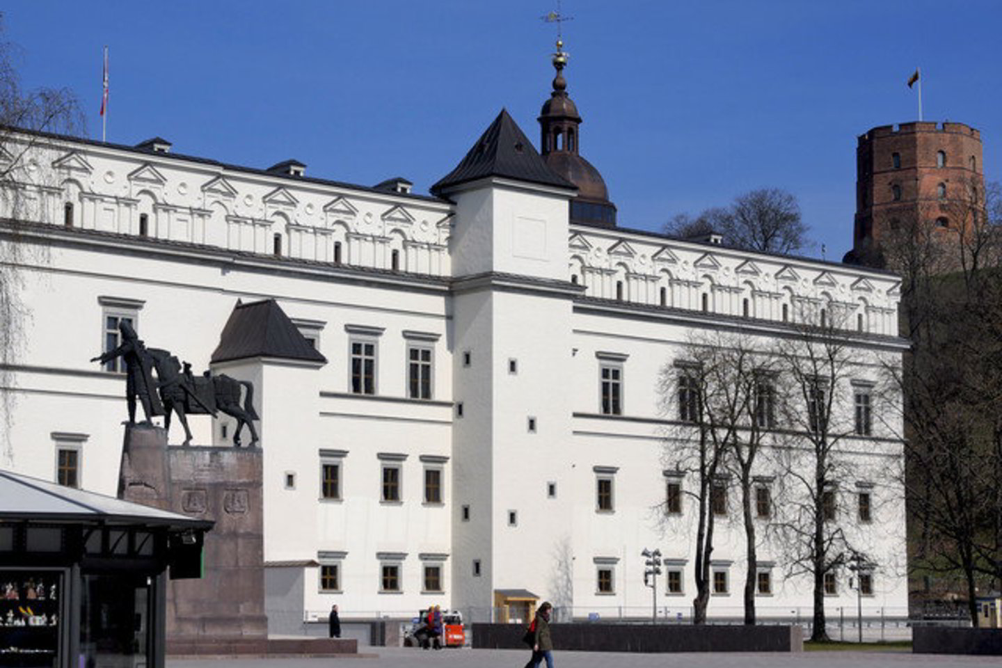 Prie rėmėjų priskiriami ir daugiau negu 70 tūkst. Lietuvos ir užsienio žmonių, finansiškai parėmusių Valdovų rūmų atkūrimą.