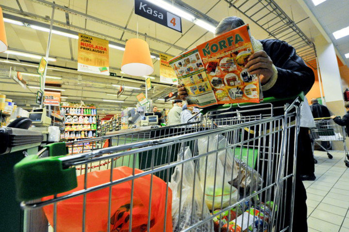 Įmonės darbuotojų tikinimu, pasibaigusio galiojimo maisto produktai nėra utilizuojami, kaip to reikalauja teisės aktai, o perduodami labdarai.