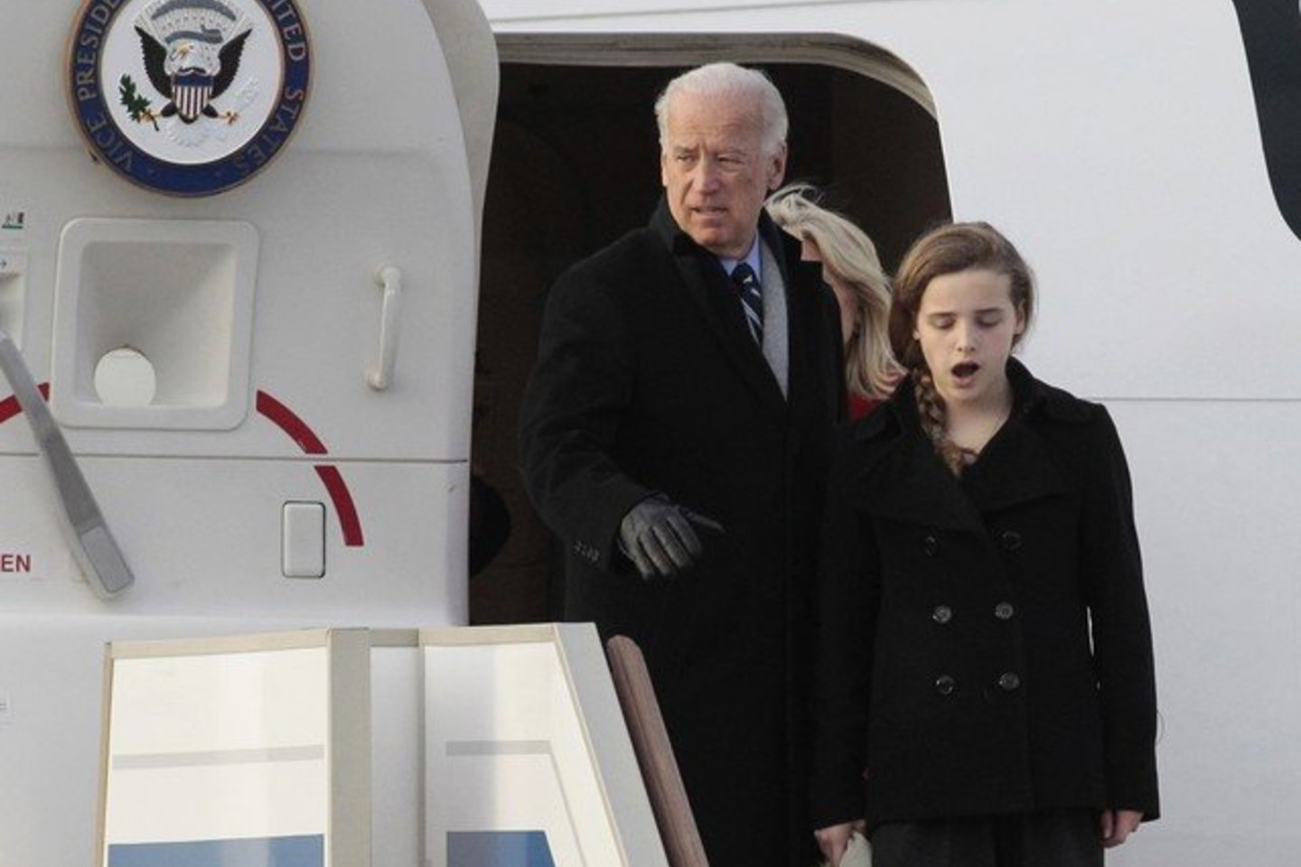 Į kelionę J.Bidenas pasiėmė anūkę Finnegan.