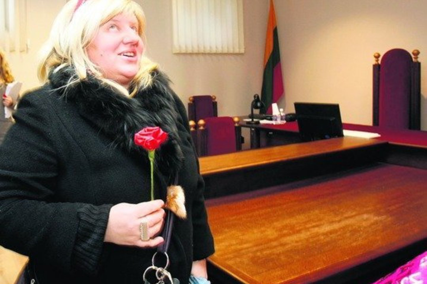 Į teismą atėjusi D.Bilevičiūtė nuotaiką bandė praskaidrinti dirbtine rože.