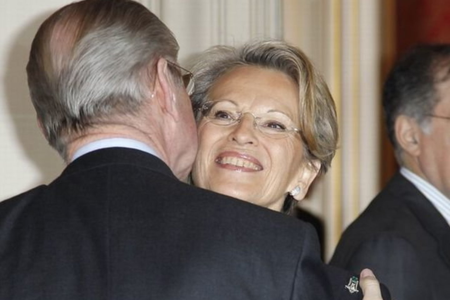 Po kelių pastarųjų savaičių publikacijų portfelį buvo priversta grąžinti ir Prancūzijos užsienio reikalų ministrė Michele Alliot-Marie.