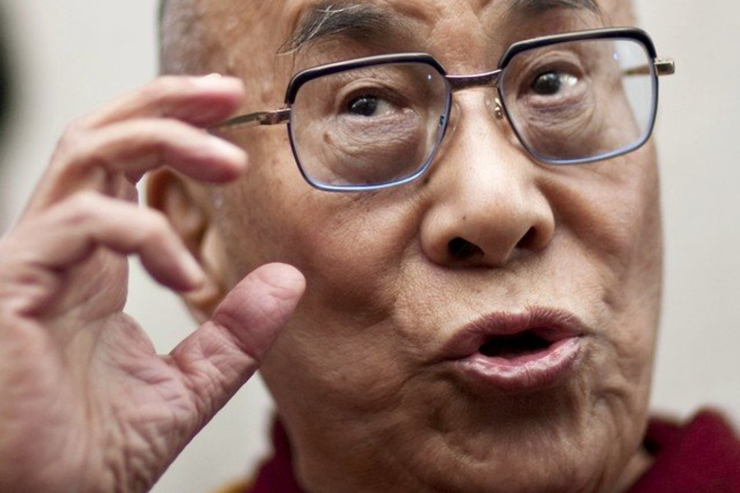 Dalai Lama atsisako Tibeto vyriausybės vadovo tremtyje pareigų.