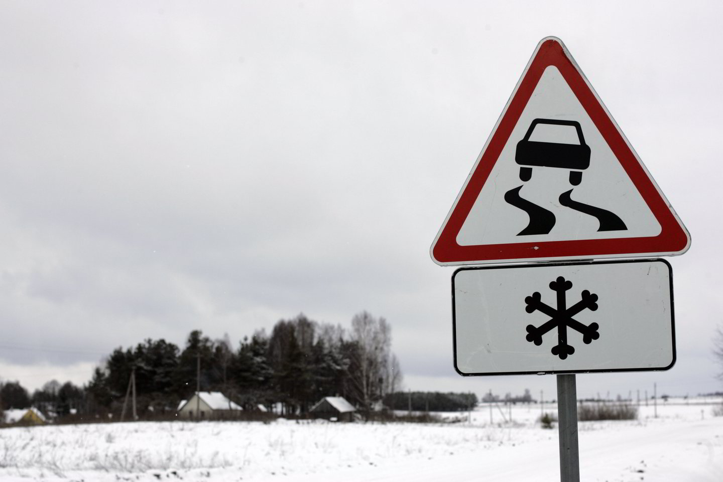 Vidurio Lietuvoje sninga, vakarinėje dalyje susidarė plikledis.