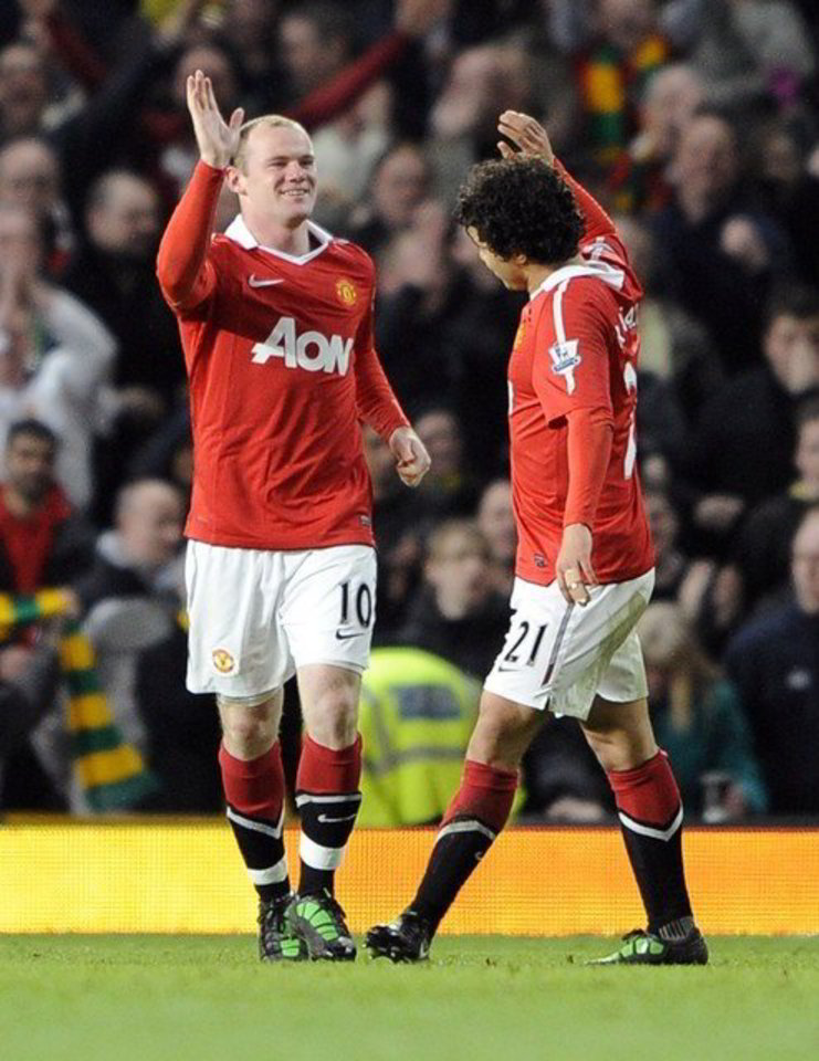 "Manchester United" komandai įvarčius W.Rooney (kairėje) ir F.Da Silva.