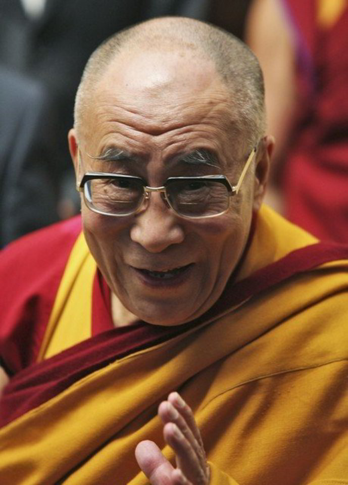 Dalai Lamai buvo tik 15 metų, kai jis 1950-aisiais, kinų daliniams įžygiavus į Tibetą, buvo paskirtas vadovauti tibetiečiams.