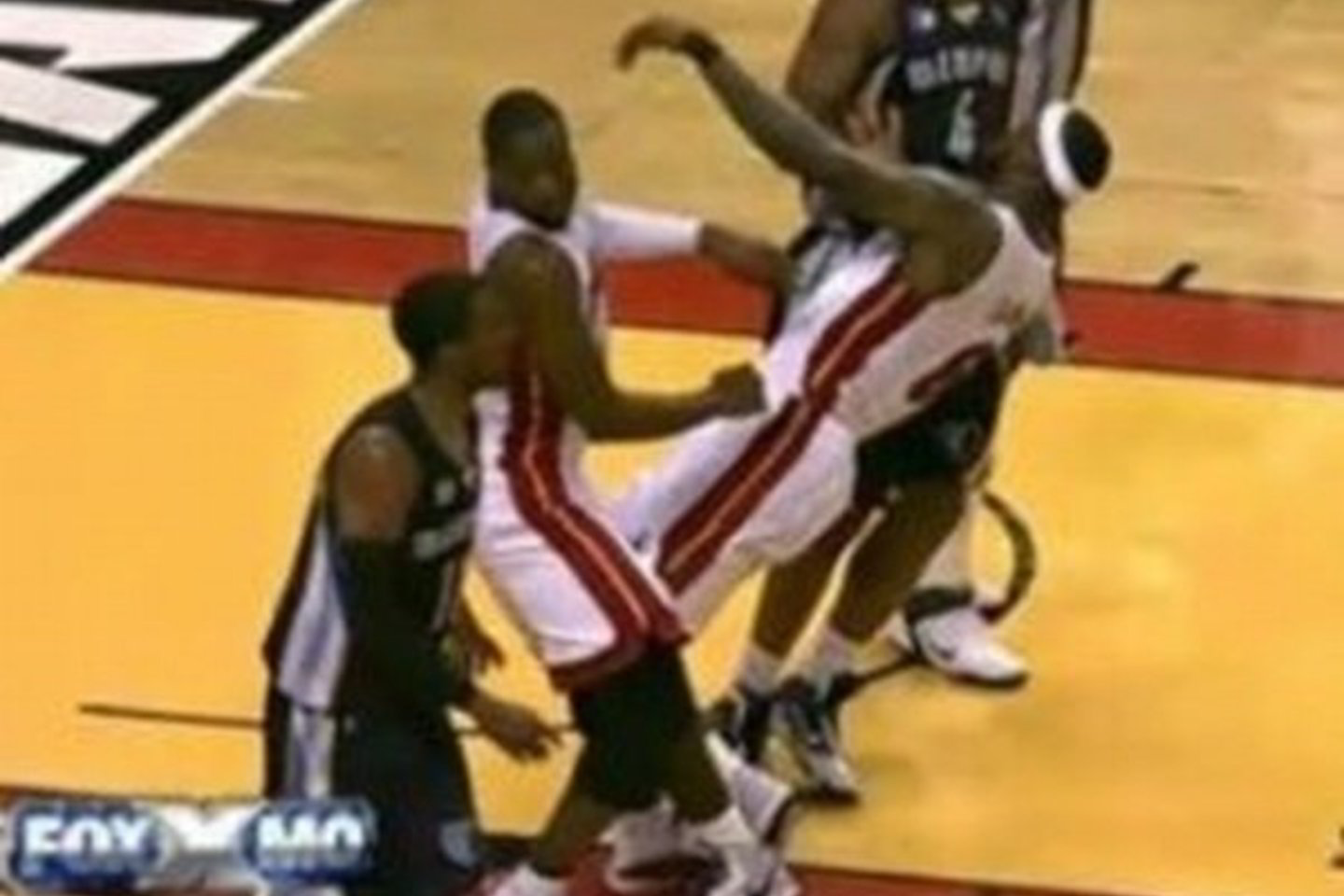 Šis D.Wade'o (kairėje) ir L.Jameso susidūrimas sukėlė diskusijas.