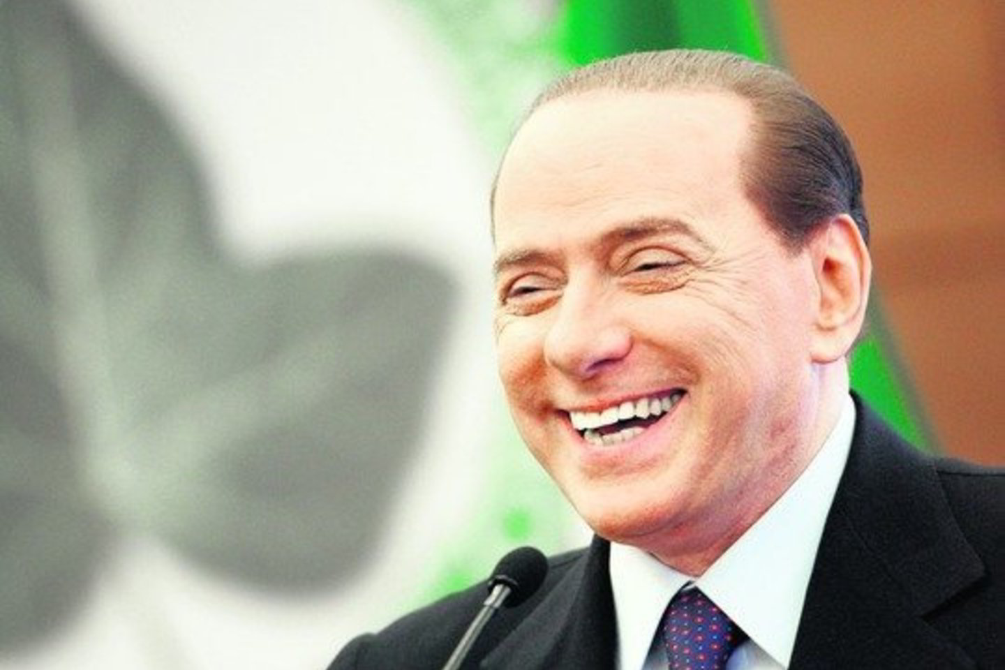 Piniguose besimaudantis S.Berlusconi dėl skandalų nepraranda geros nuotaikos.