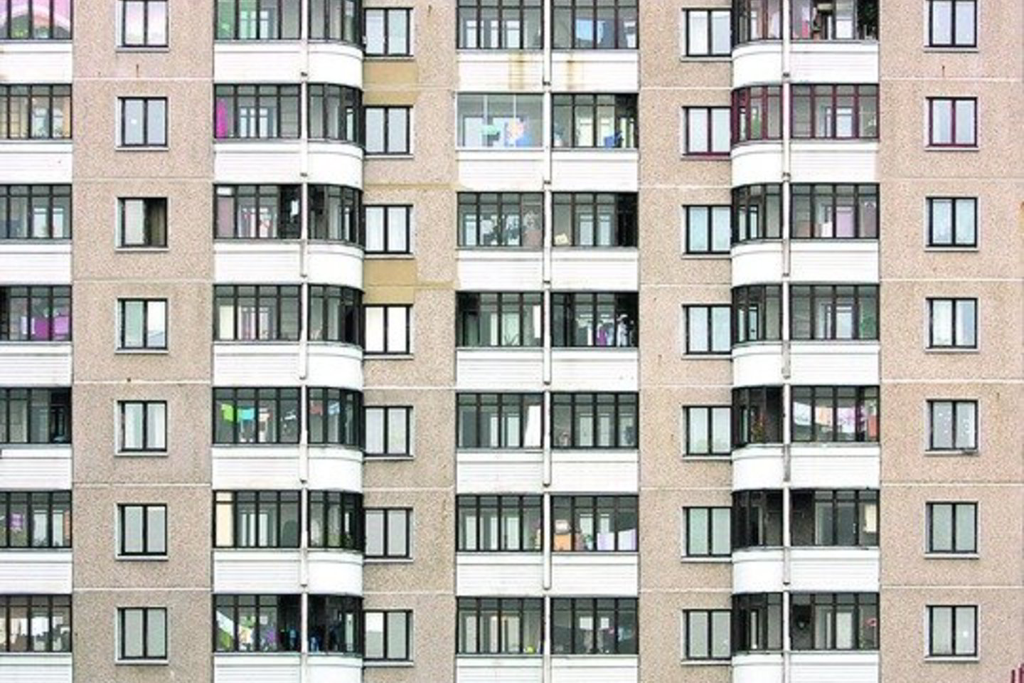 Nors daugelis gyvename nuosavuose būstuose, tai nėra svajonių namai. Pagal Europos standartus net pusė lietuvių daugiabučiuose gyvena lyg silkės statinėje.