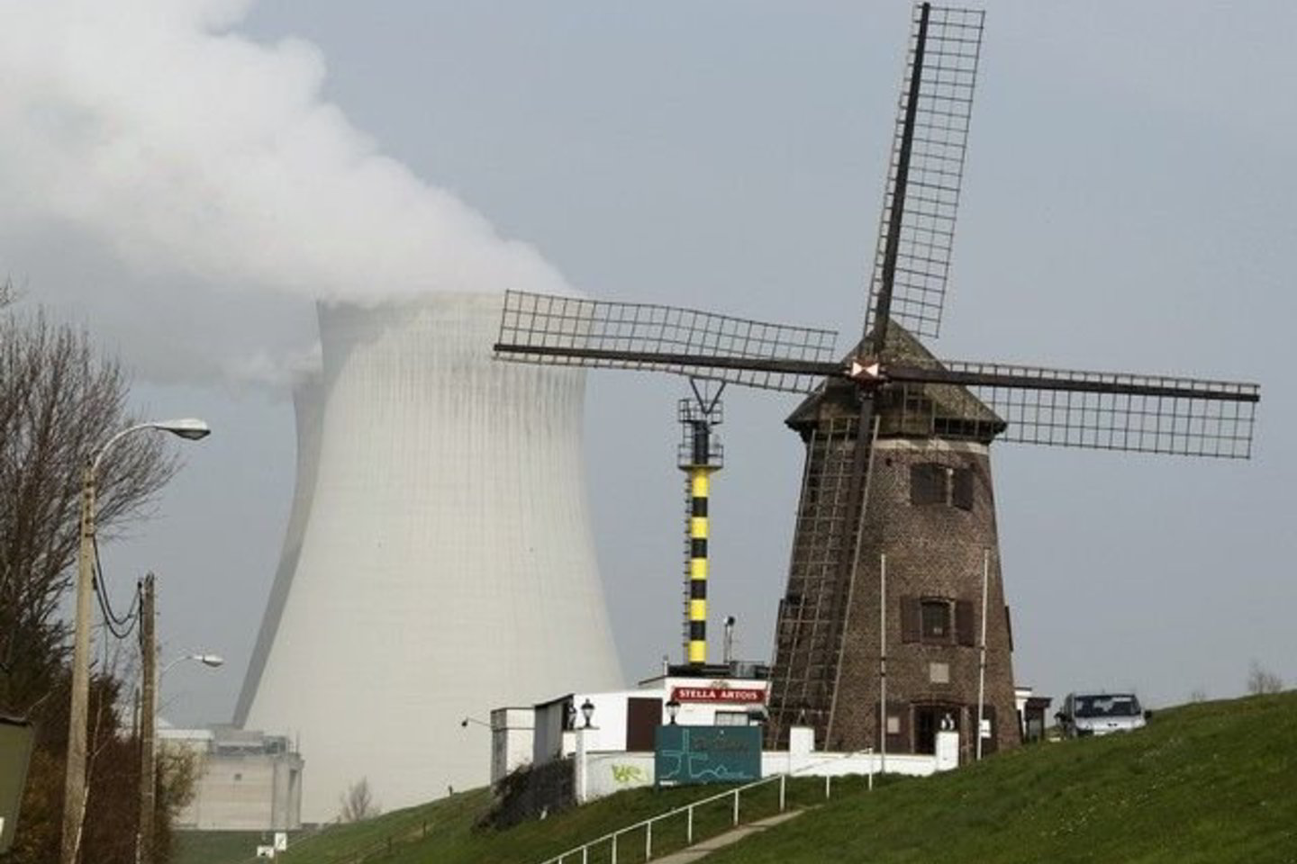 Japonijai gresianti atominė katastrofa akivaizdžiai skatina žaliosios elektros energijos paklausą.