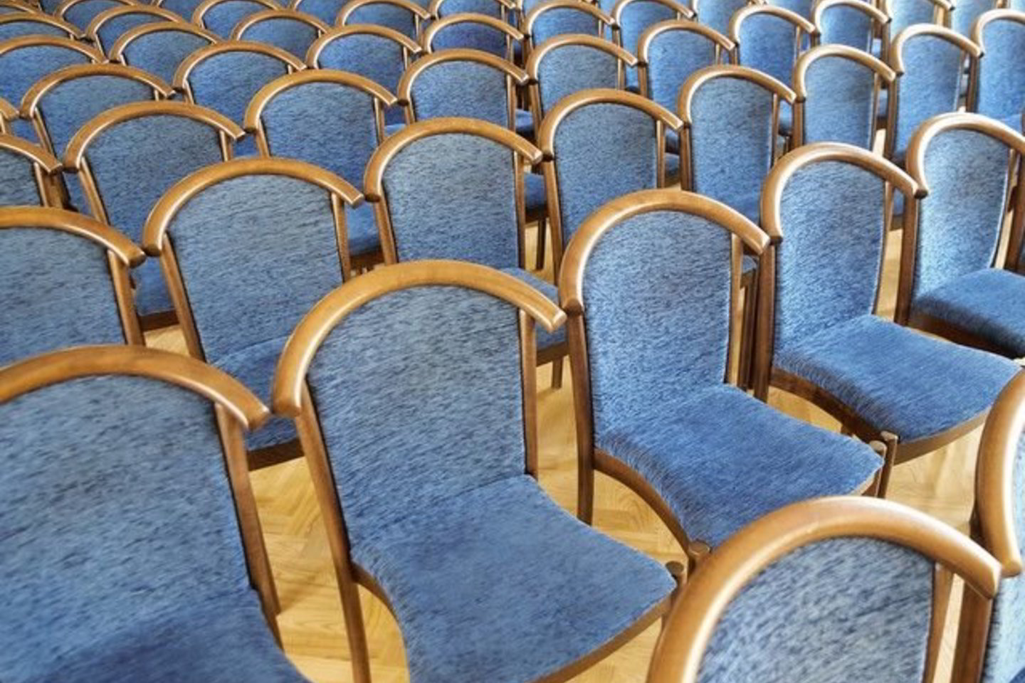Dar prieš spektaklius įspėjantis pranešimas išiungti mobiliuosius telefonus galioja ne visiems, sąmoningai ne visi jį išgirsta.