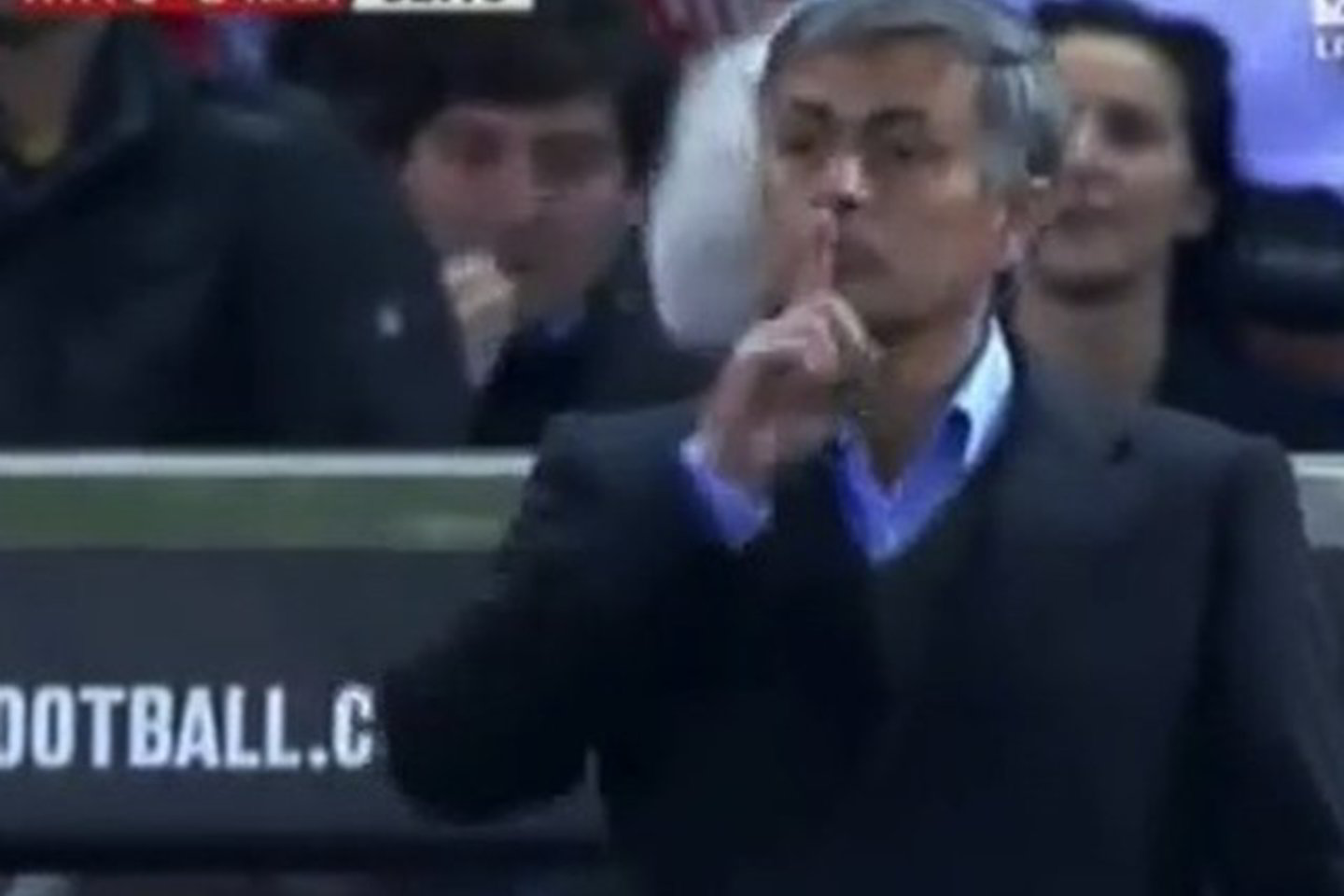 J.Mourinho tokiais gestais ramino C.Ronaldo.
