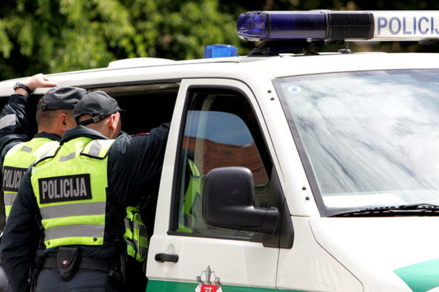 Pareigūnai savo ruožtu skundėsi, kad moterys trukdė jiems vykdyti tarnybines pareigas.