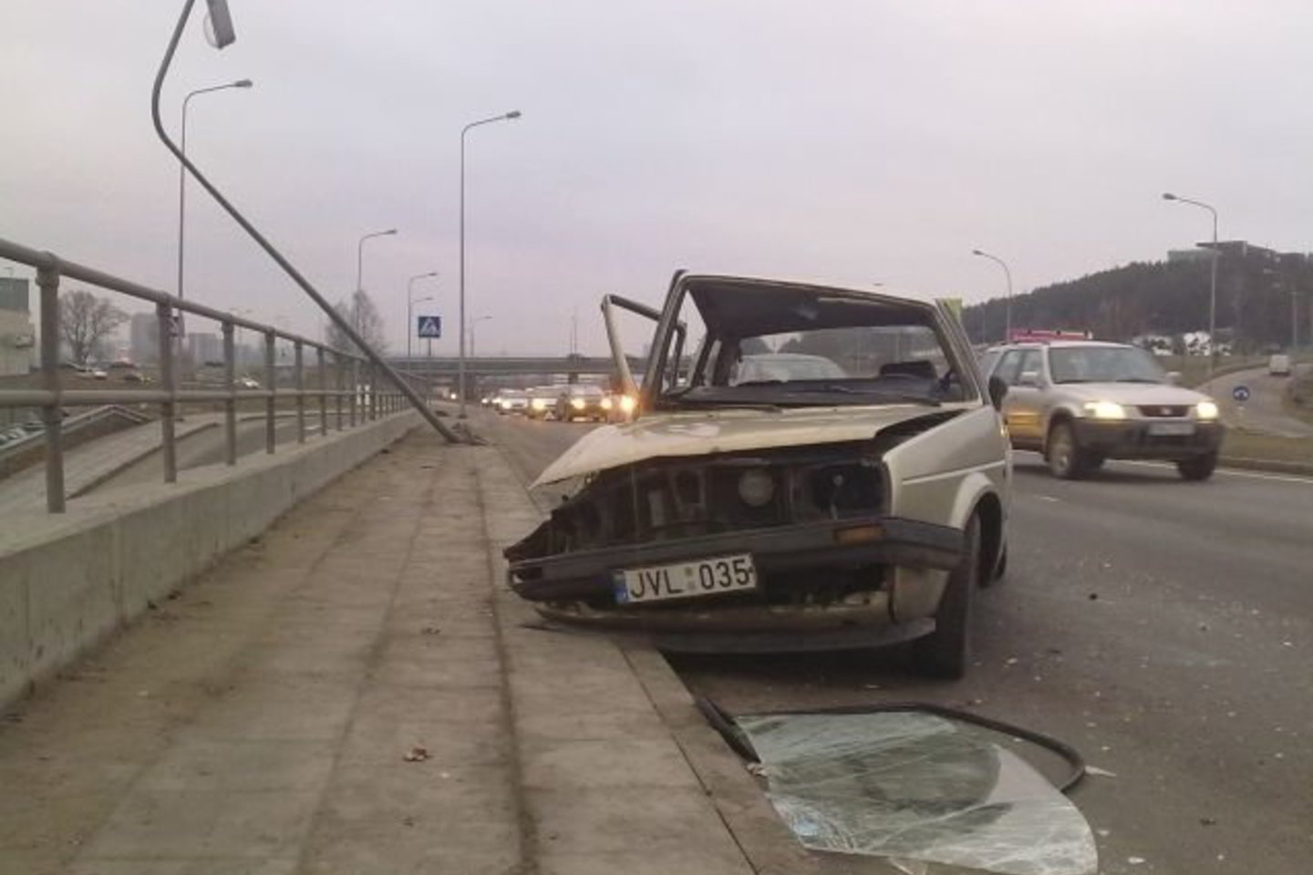 "VW Jetta" per avariją buvo sumaitotas.