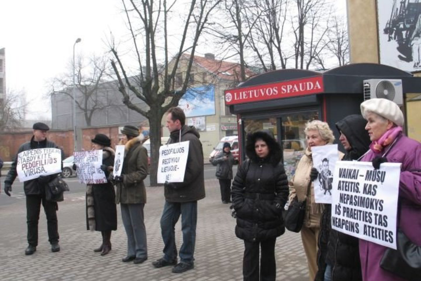 Šalia Klaipėdos apygardros teismo šiandien susirinko būrelis N.Venckienės šalininkų.