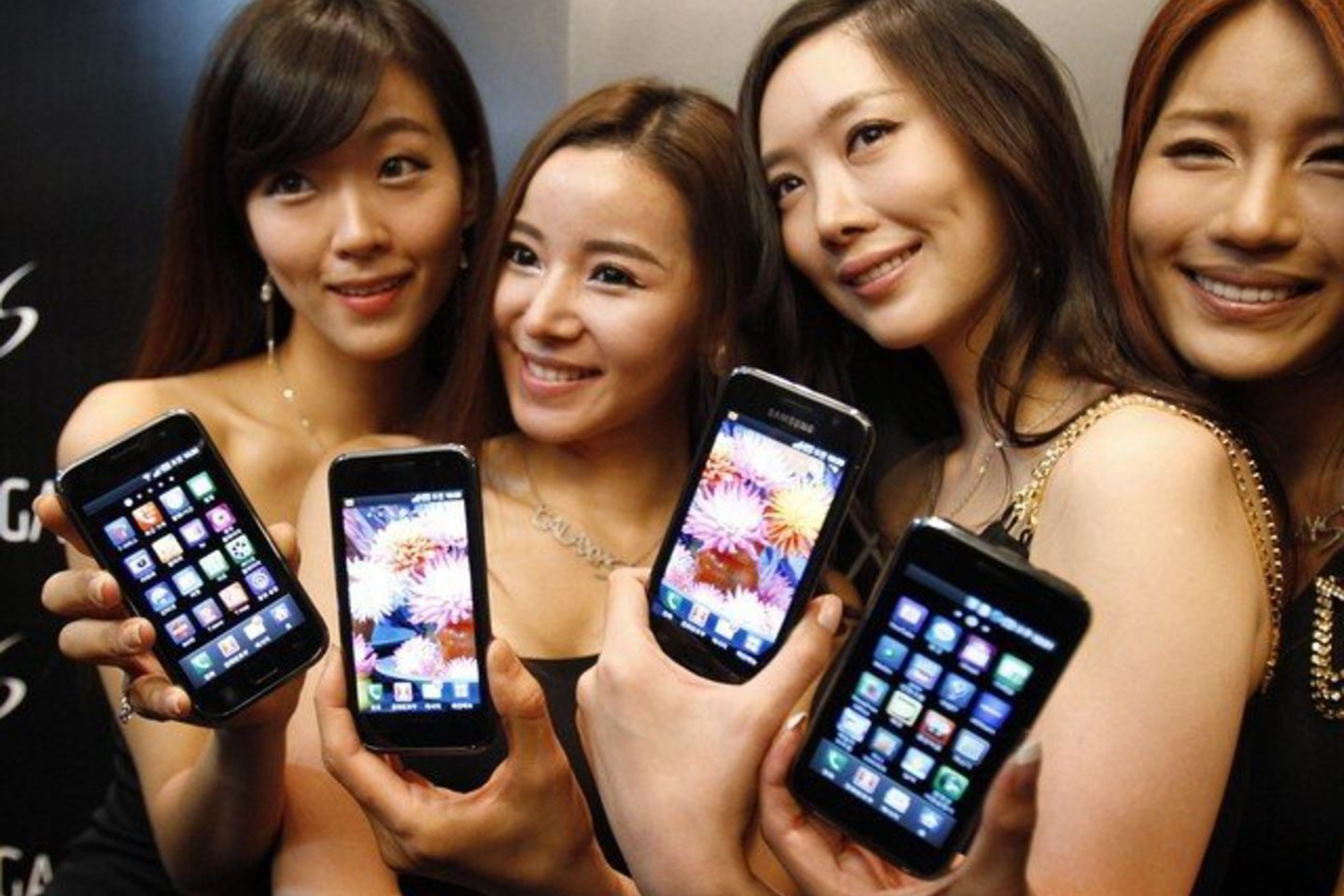 „Apple“ teigia, kad „Samsung“ išmaniųjų telefonų ir planšetinių kompiuterių „Galaxy“ dizainas yra nukopijuotas nuo „Apple“ produktų „iPhone“ ir „iPad“.