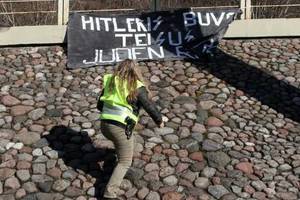 Kaune prie sinagogos neonaciai pakabino plakatą su šūkiais „Juden raus“ ir „Hitleris buvo teisus“, Vilniuje plevėsavo nacių vėliavos (dar papildyta, nuotraukos)