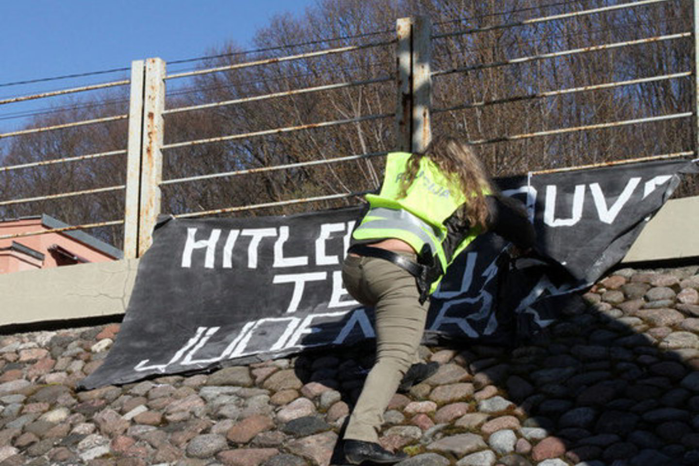 Kauno policijos pareigūnai pradėjo ikiteisminį tyrimą dėl ant sinagogos tvoros pakabinto žydų tautą įžeidžiančio plakato.