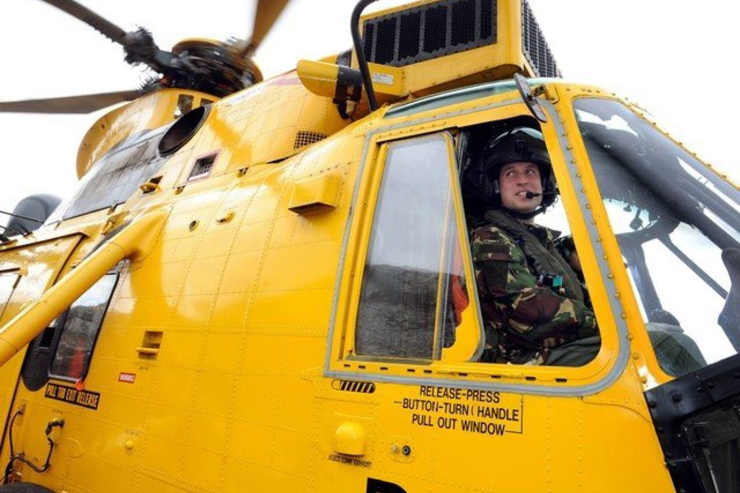 Princas Williamas, kuris yra antrasis eilėje į Jungtinės Karalystės sostą, Karališkosiose oro pajėgose (RAF) pilotuoja paieškų ir gelbėjimo sraigtasparnius.