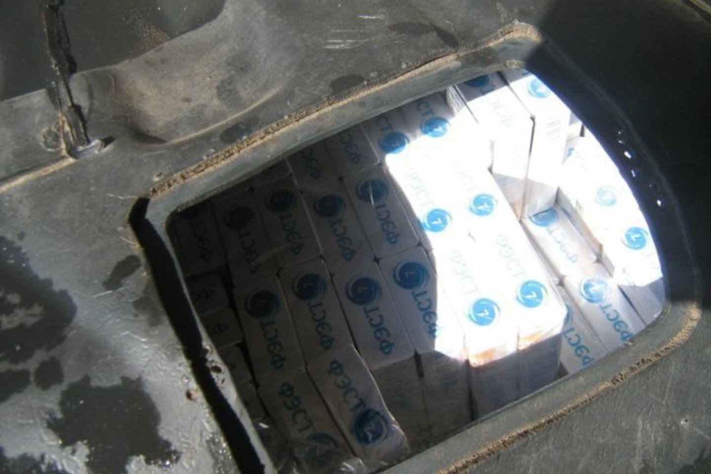 Kuro bake įrengtoje slėptuvėje VSAT pareigūnai rado 516 pakelių cigarečių „Fest 7“ su Baltarusijos akcizo ženklais.