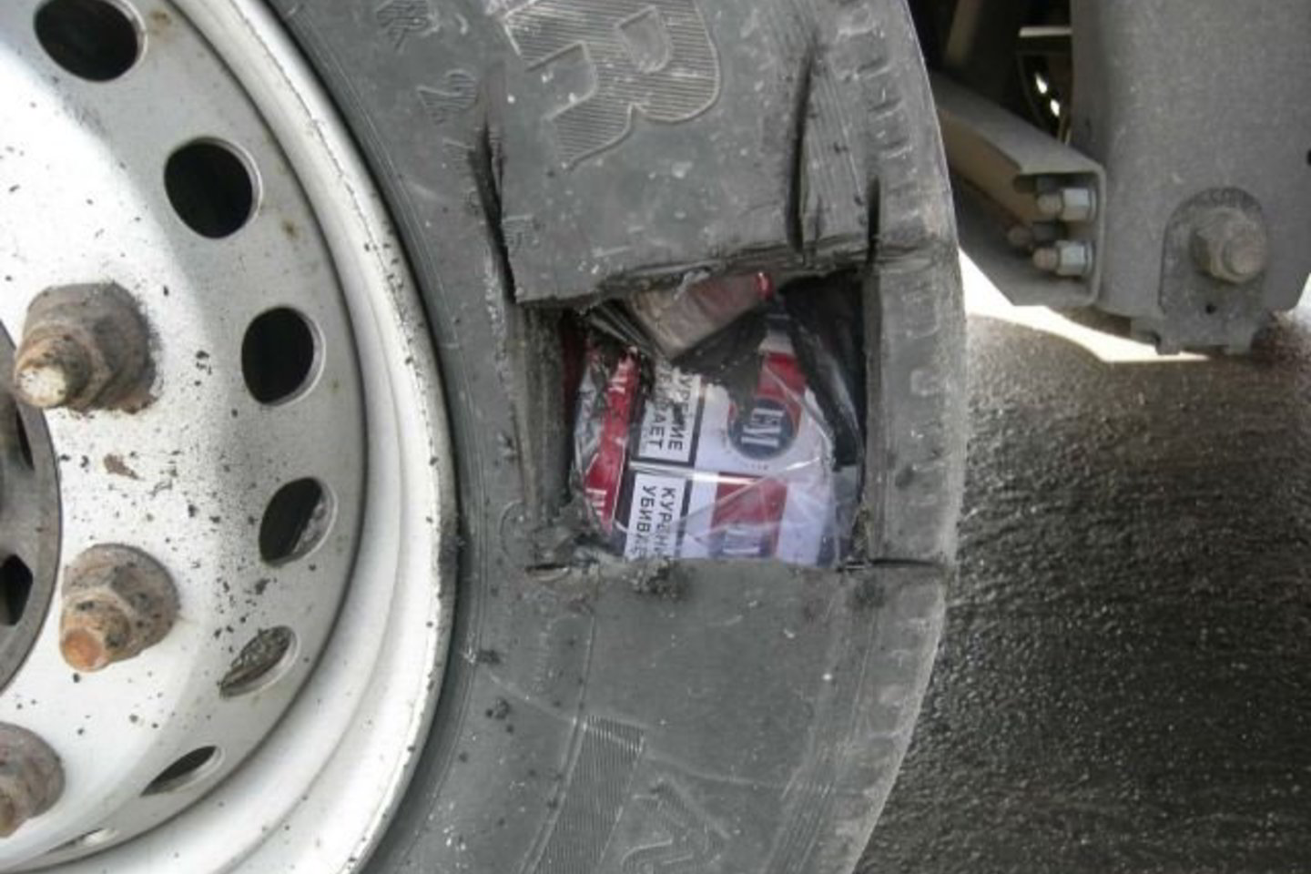 Iš aptiktų slėptuvių ištraukta per 6 tūkst. pakelių kontrabandinių cigarečių.