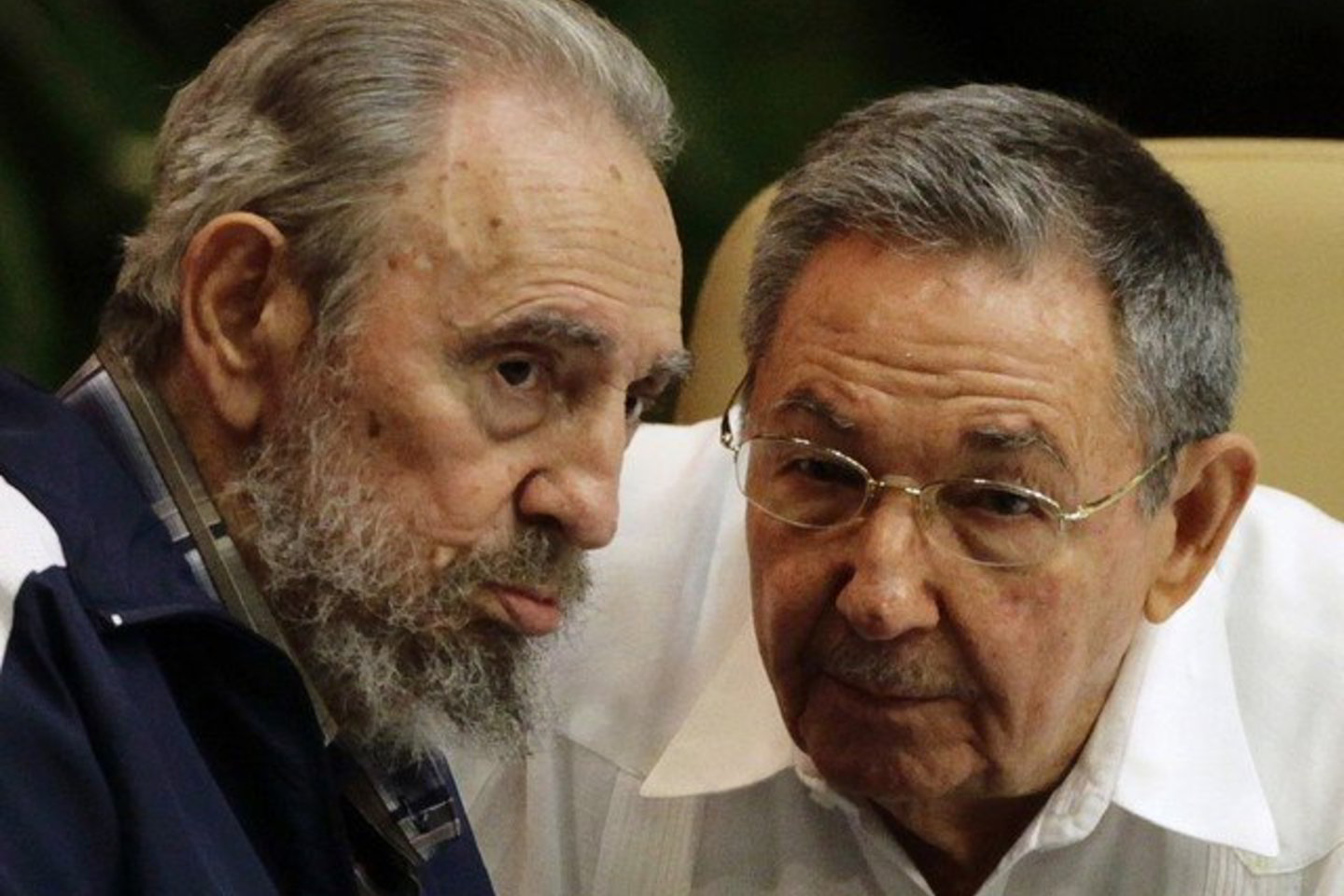 F.Castro (kairėje) perdavė vadovavimą savo broliui Rauliui.