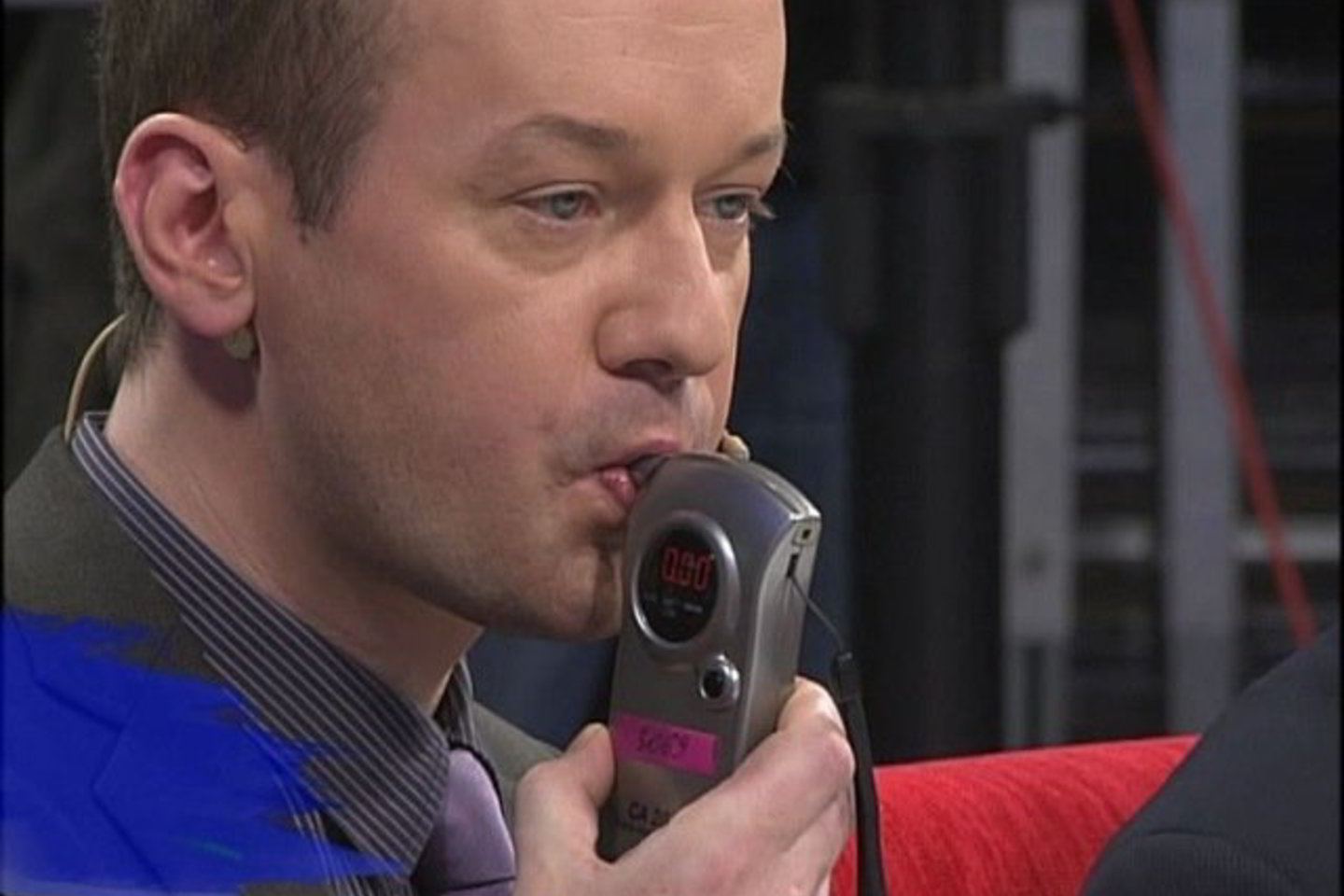 R.Žilinskas pūs į alkotesterį.