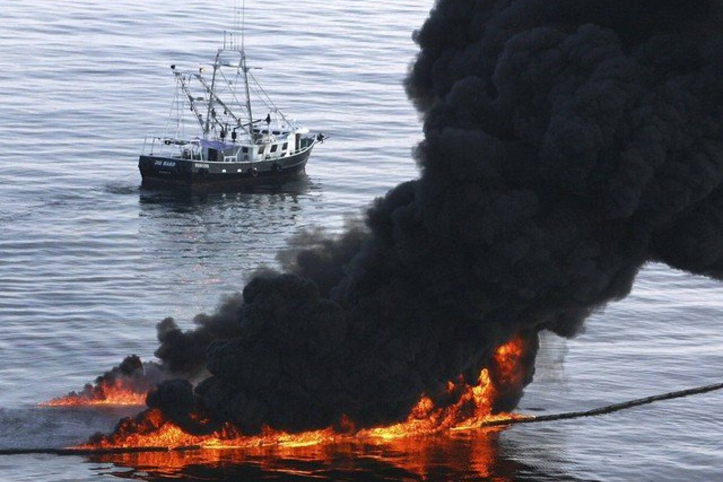 Per sprogimą ir po jo kilusį gaisrą platformoje „Deepwater Horizon“ praėjusių metų balandžio 20 d. žuvo 11 žmonių, dar 17 darbininkų nukentėjo.