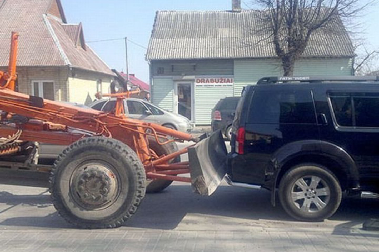 Girto vairuotojo vairuojamas greideris neišsiteko kelyje ir kepštelėjo visureigį.