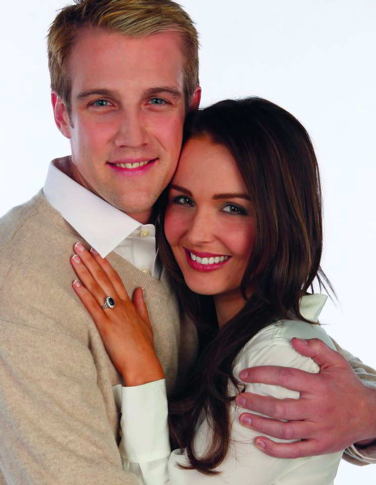 Karališkąją porą vaidinę aktoriai Camilla Luddington ir Nico Evers-Swindellis pripažįsta, kad patys itin domėjosi princo Williamo ir Kate Middleton meilės istorija, kuri išgarsino ir juos.