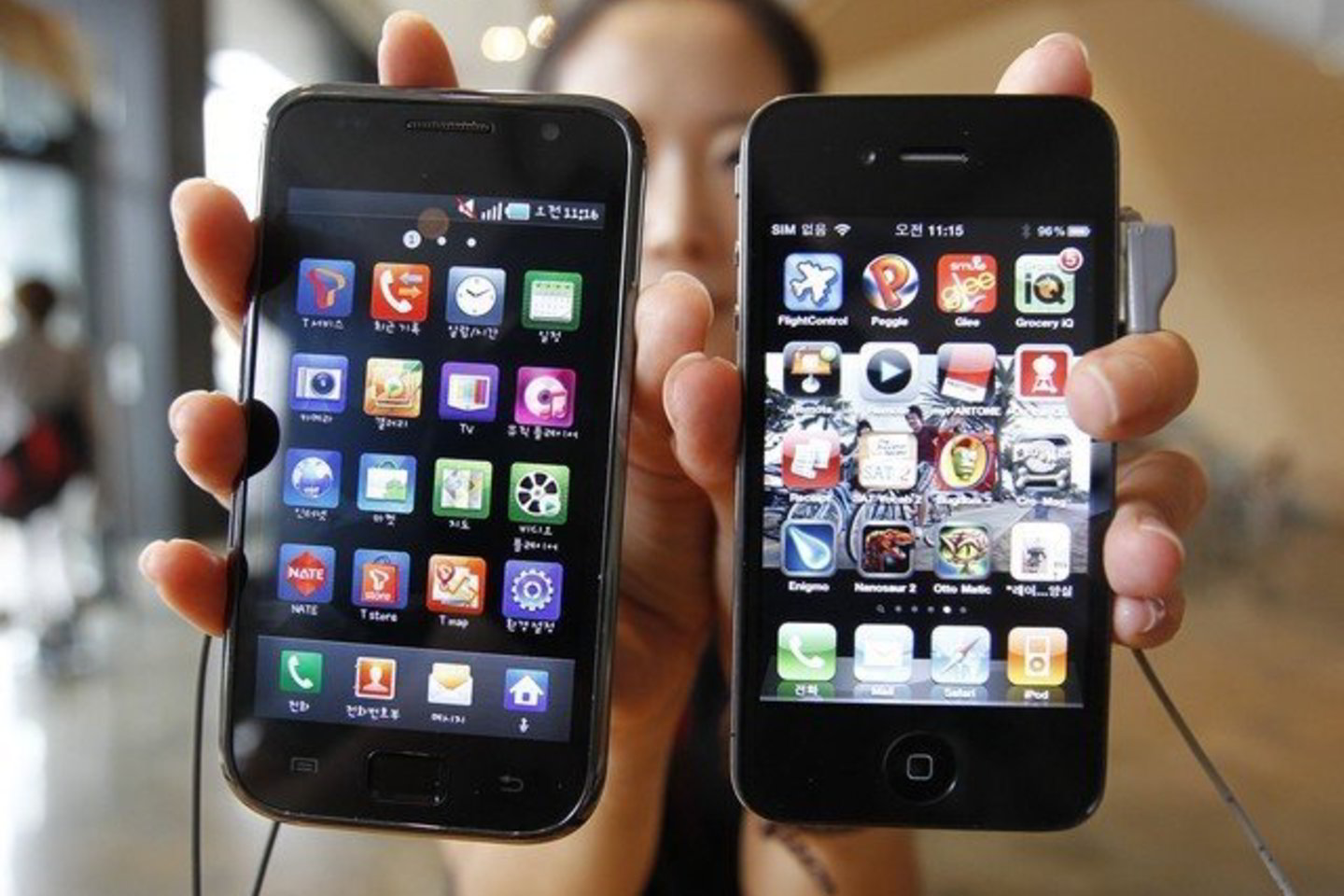 "Samsung Electronics" gaminys "Galaxy S" greta "Apple" telefono "iPhone 4".