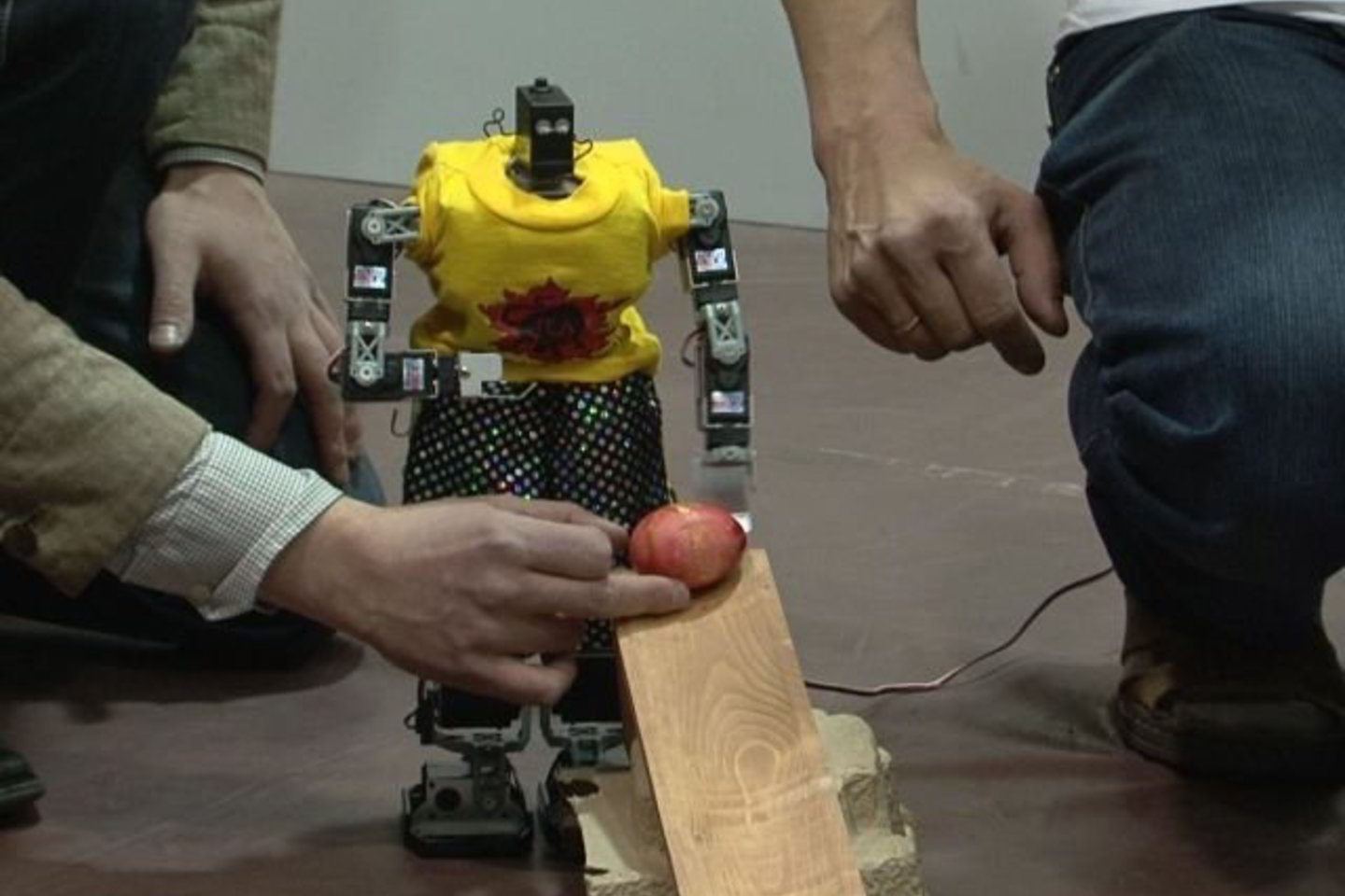 V.Rodnovo robotui "Humanoidui Velykiui" šįkart nepasisekė - pralošė vaikams visus šeimininko turėtus margučius.