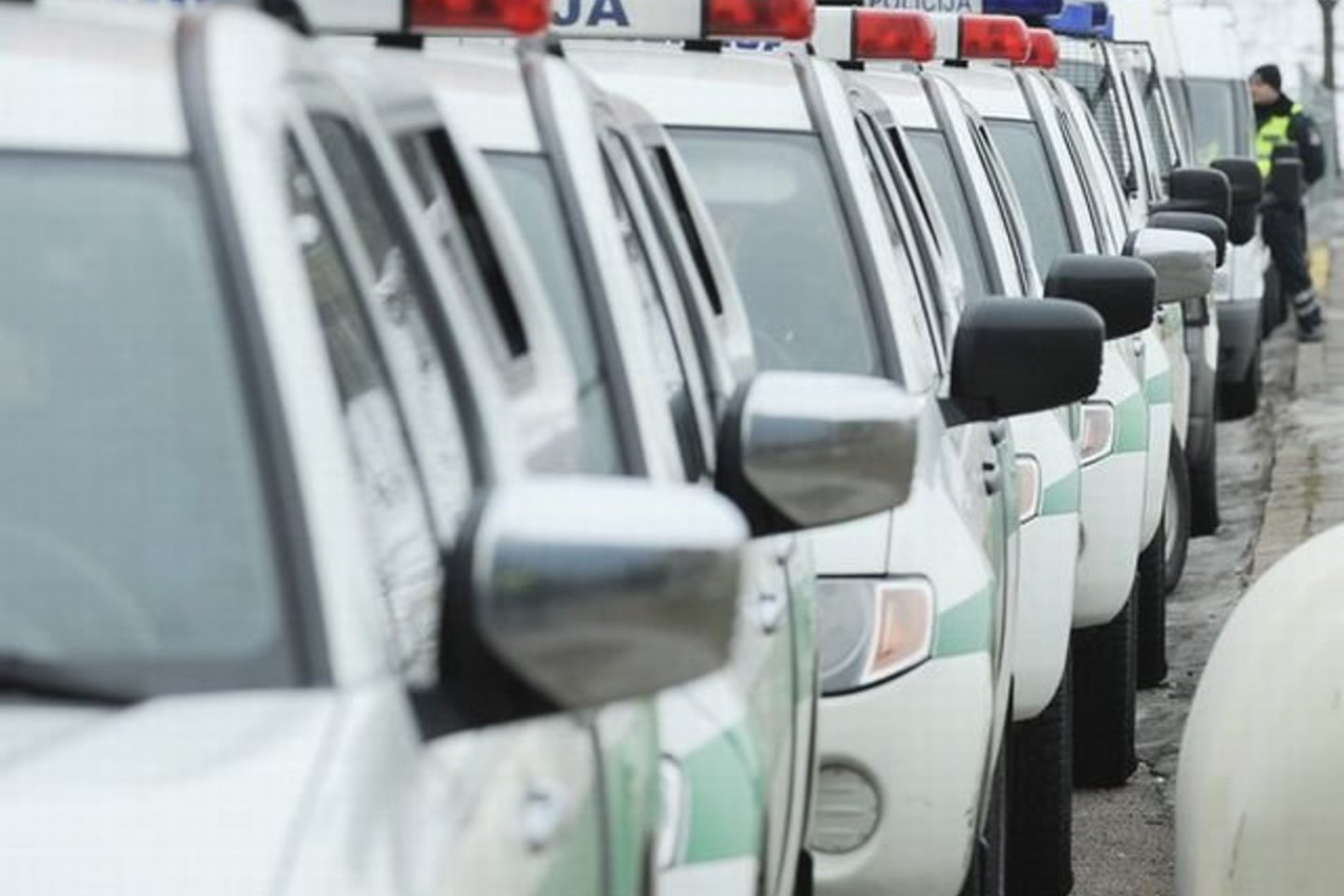 Užpuolikai niokojo policijos automobilį.