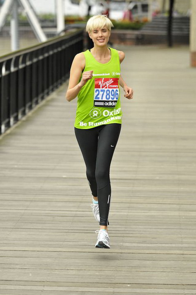 Agyness Deyn bėga maratoną.