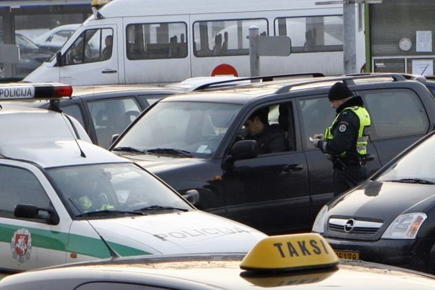 Policijos pareigūnai sulaukė internautų skambučių, informuojančių apie pavojingai besivažinėjančius ir viešai tai demonstruojančius kelių chuliganus.