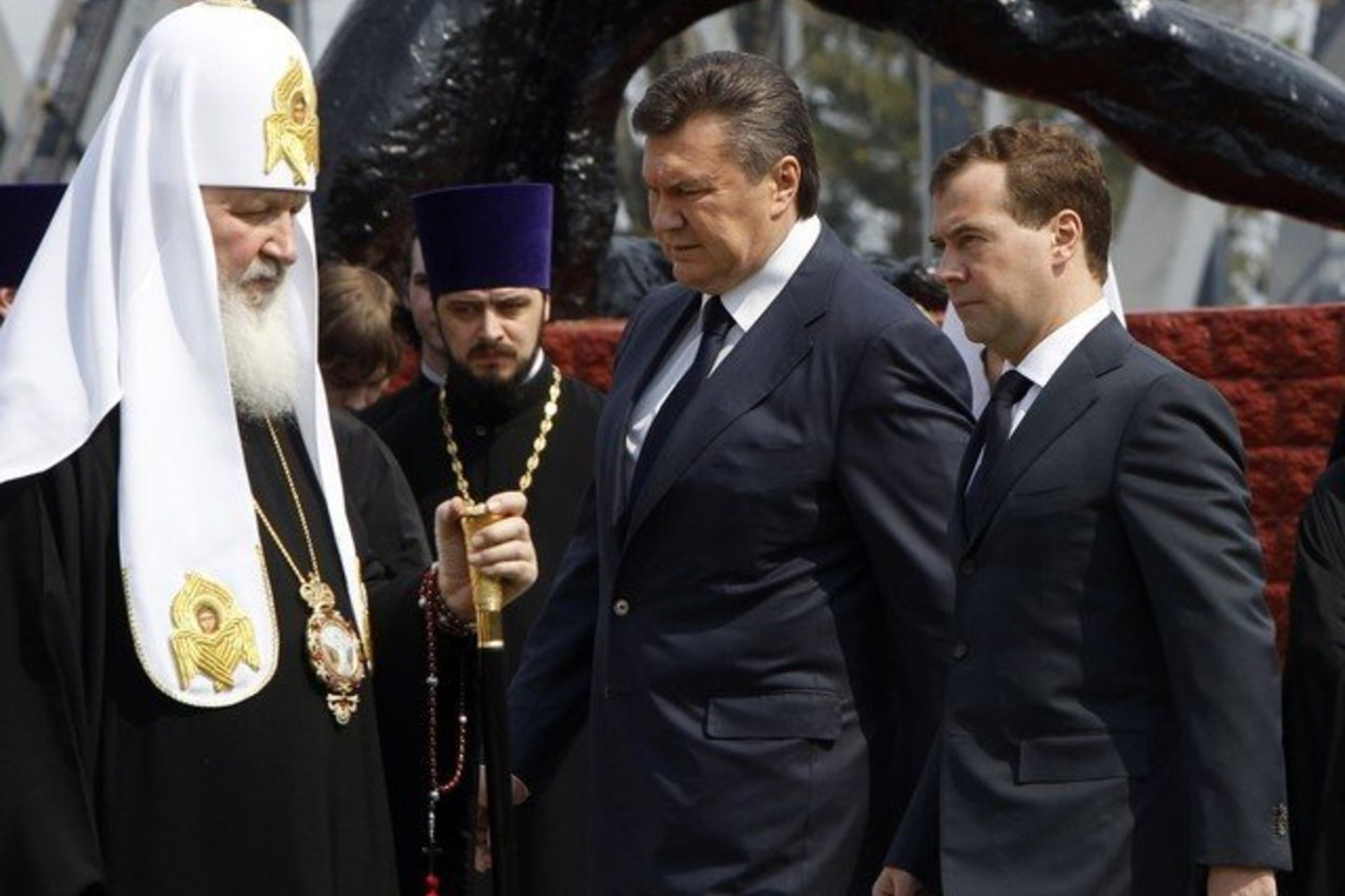 D.Medvedevas ir V.Janukovyčius per simbolinę ceremoniją atidengė būsimojo monumento pamatų akmenį.