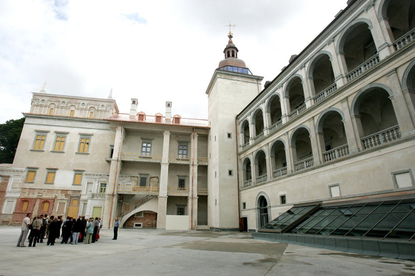 Sprendimas atstatyti Valdovų rūmus sulaukė prieštaringų vertinimų ir visuomenėje, ir tarp istorikų.