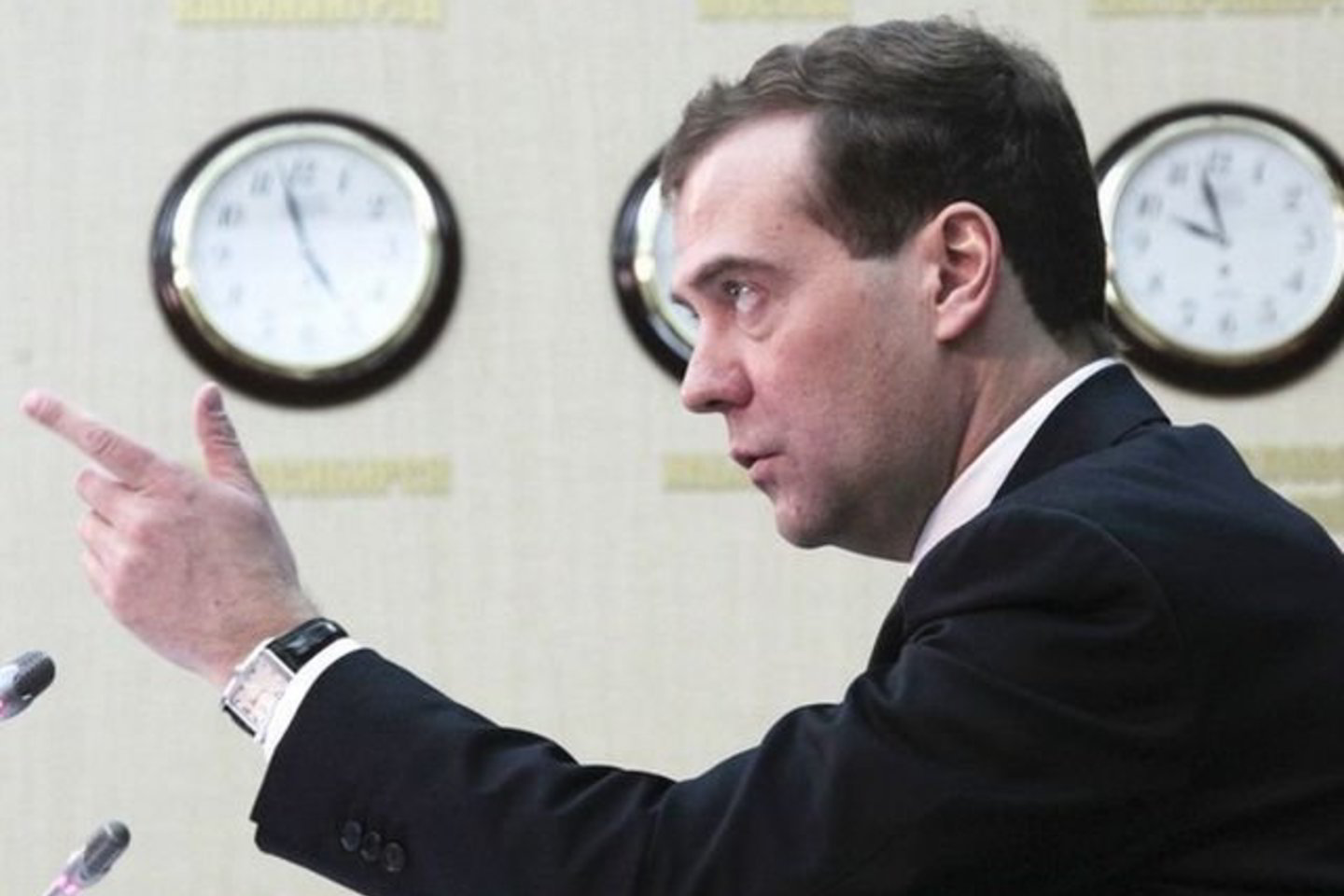 „Aš kategoriškai nepritariu tam, kad prieš vadovų ir šalies prezidento atvykimą seni pastatai butų uždengiami tvoromis“, - sakė D.Medvedevas.