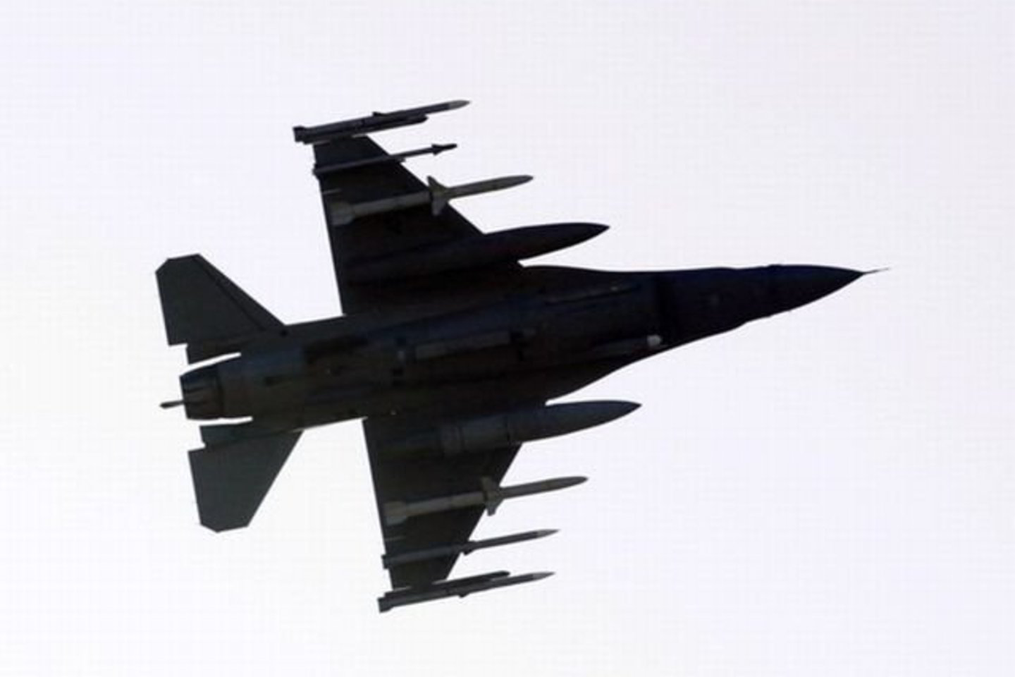 NATO karinis lėktuvas „F-16“ sudužo leisdamasis karinėje bazėje Italijoje.