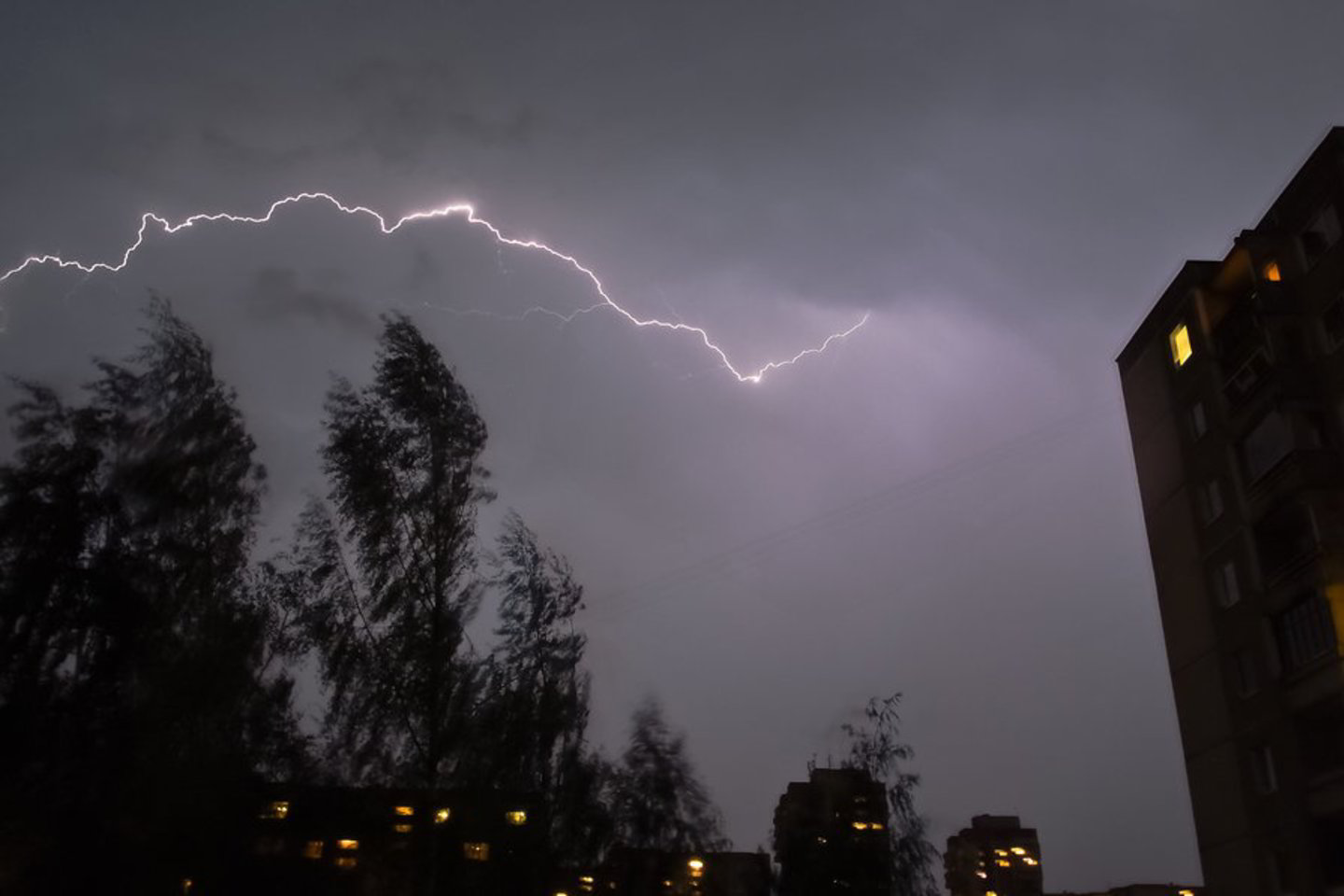 Lenkijoje į kalbantį mobiliuoju telefonu paauglį trenkė žaibas.