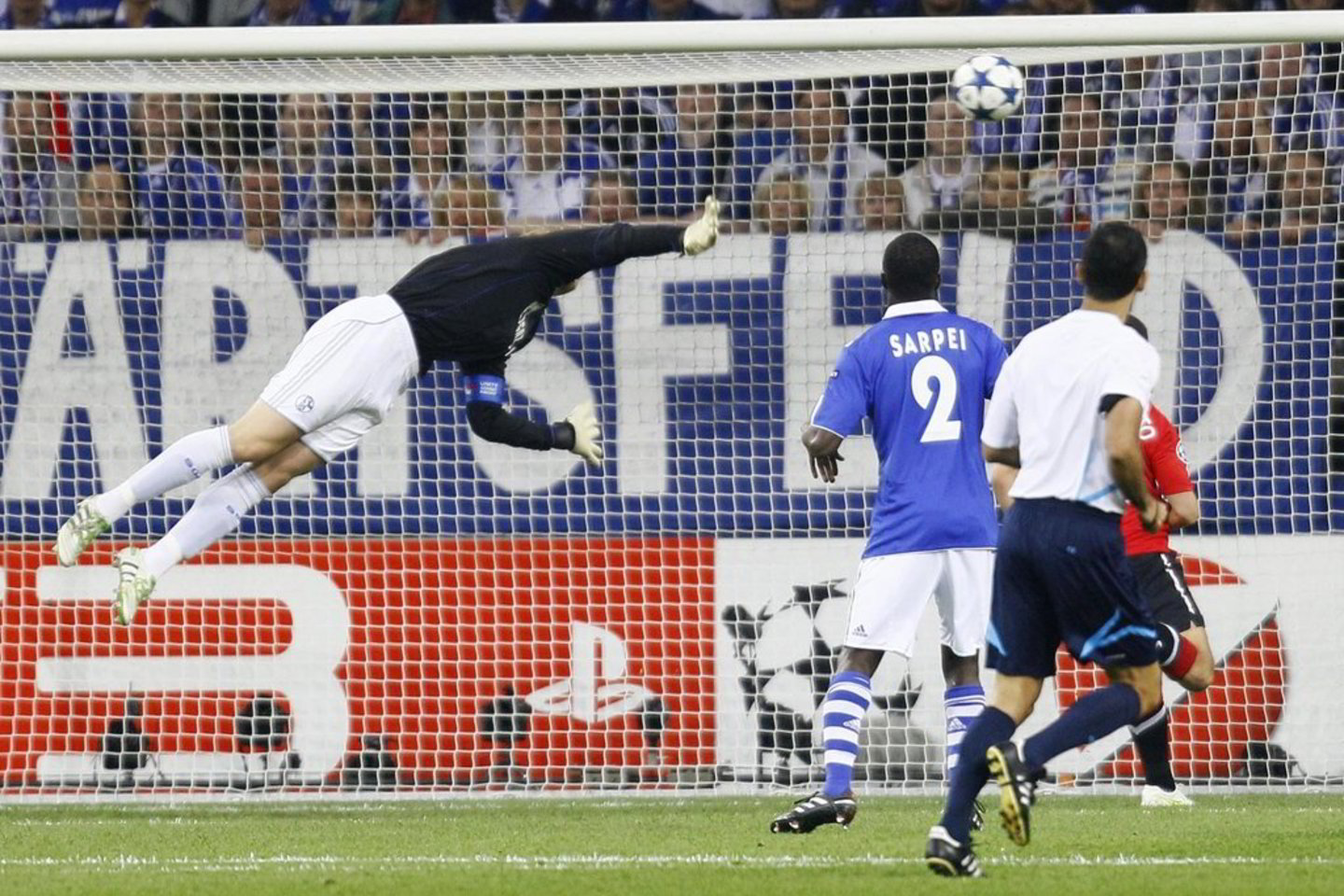 "Schalke" vartininkas M.Neueris darbo turėjo nuo pat pirmų rungtynių minučių, tačiau užtikrintas jo žaidimas pergalės neatnešė.