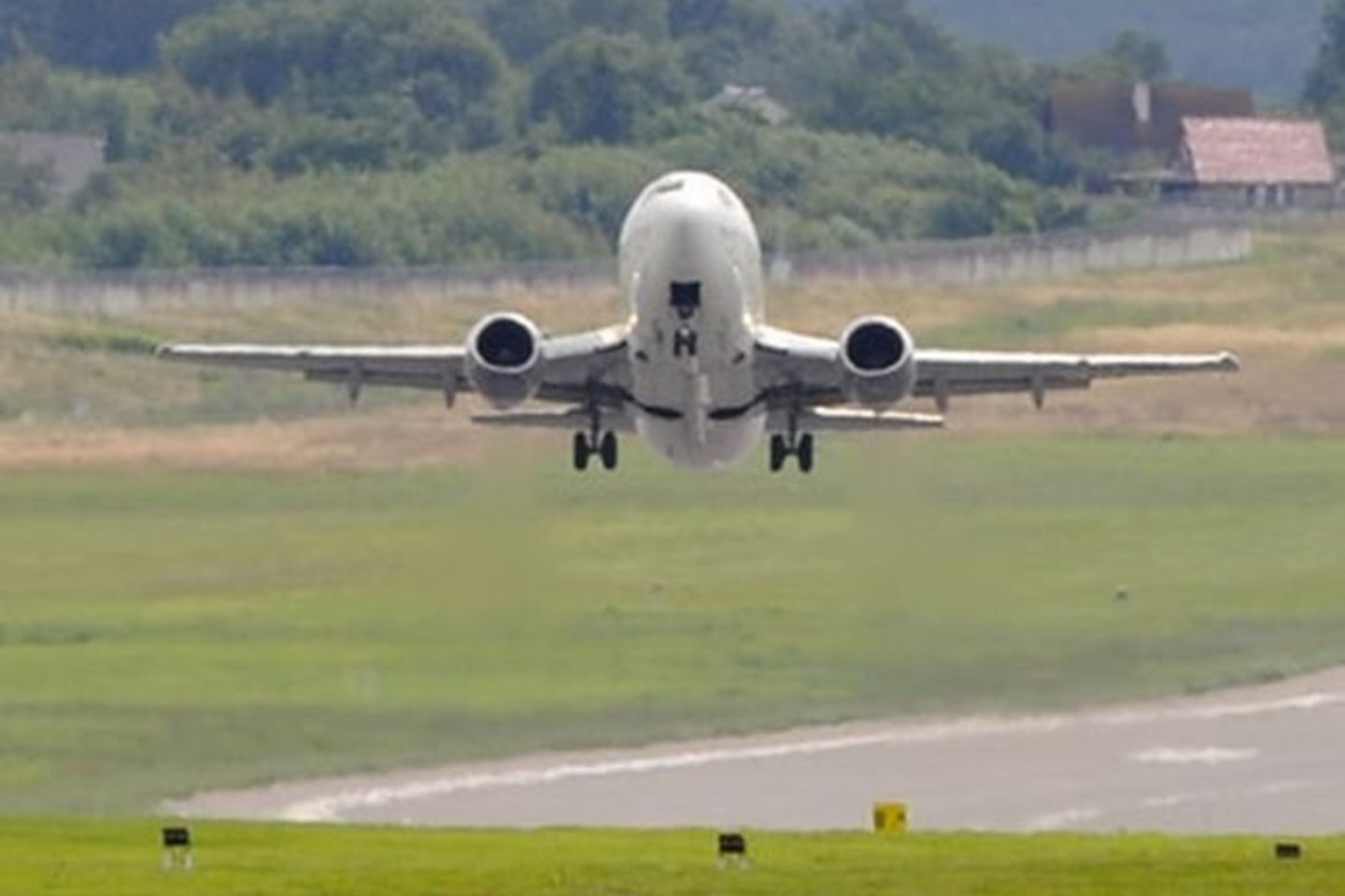 „airBaltic“ dėl stiprios konkurencijos atsisako kai kurių krypčių.